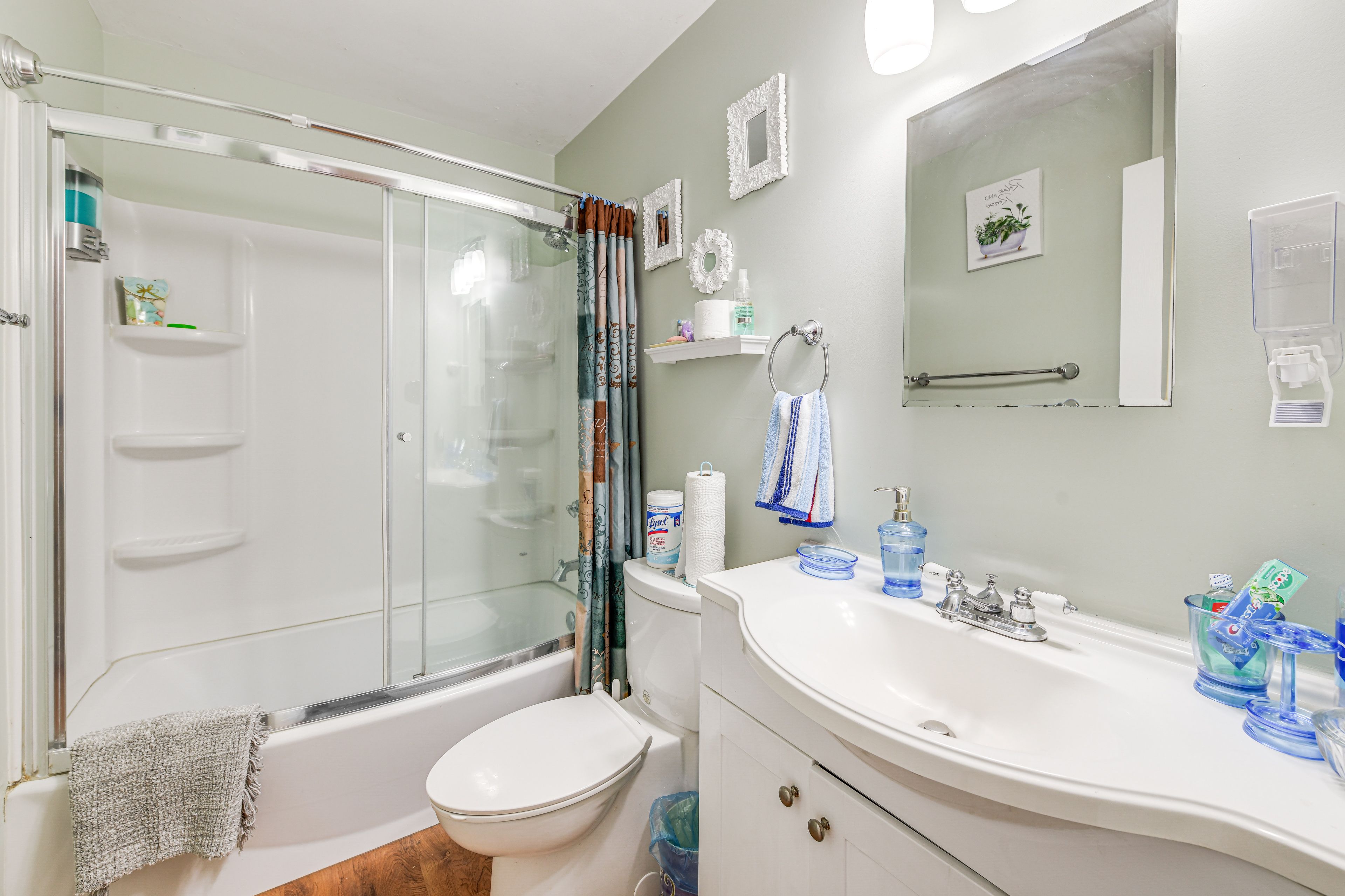 Full Bathroom | Complimentary Toiletries