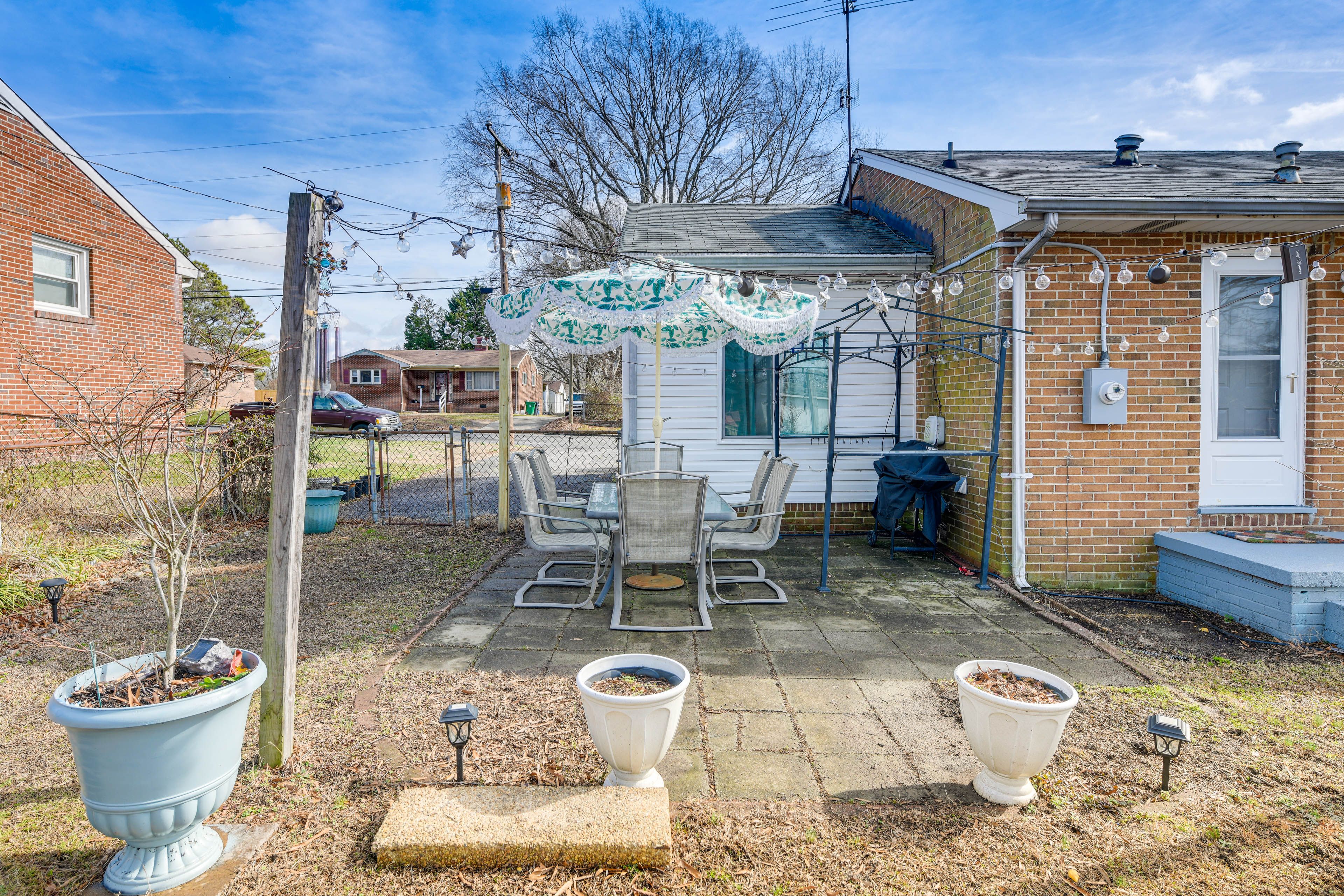 Private Backyard Area | Outdoor Dining Area | String Lights
