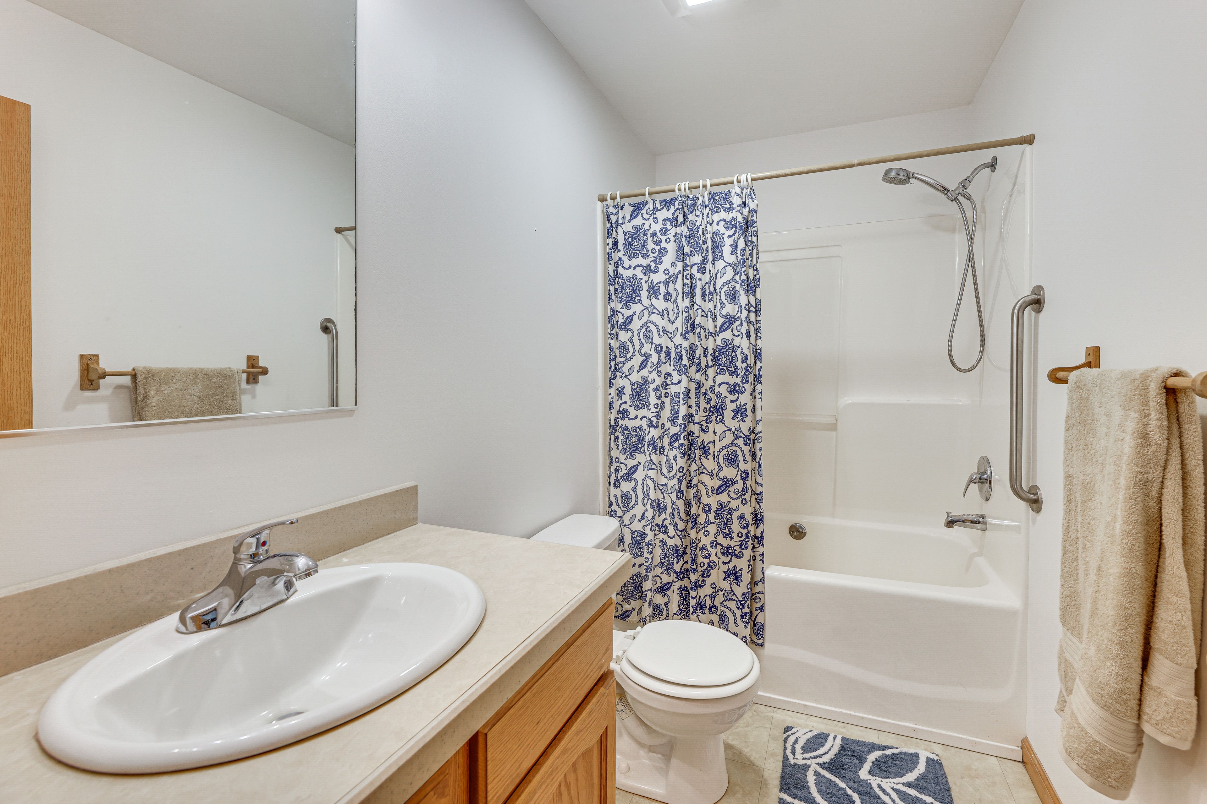 Full Bathroom | 1st Floor | Towels Provided