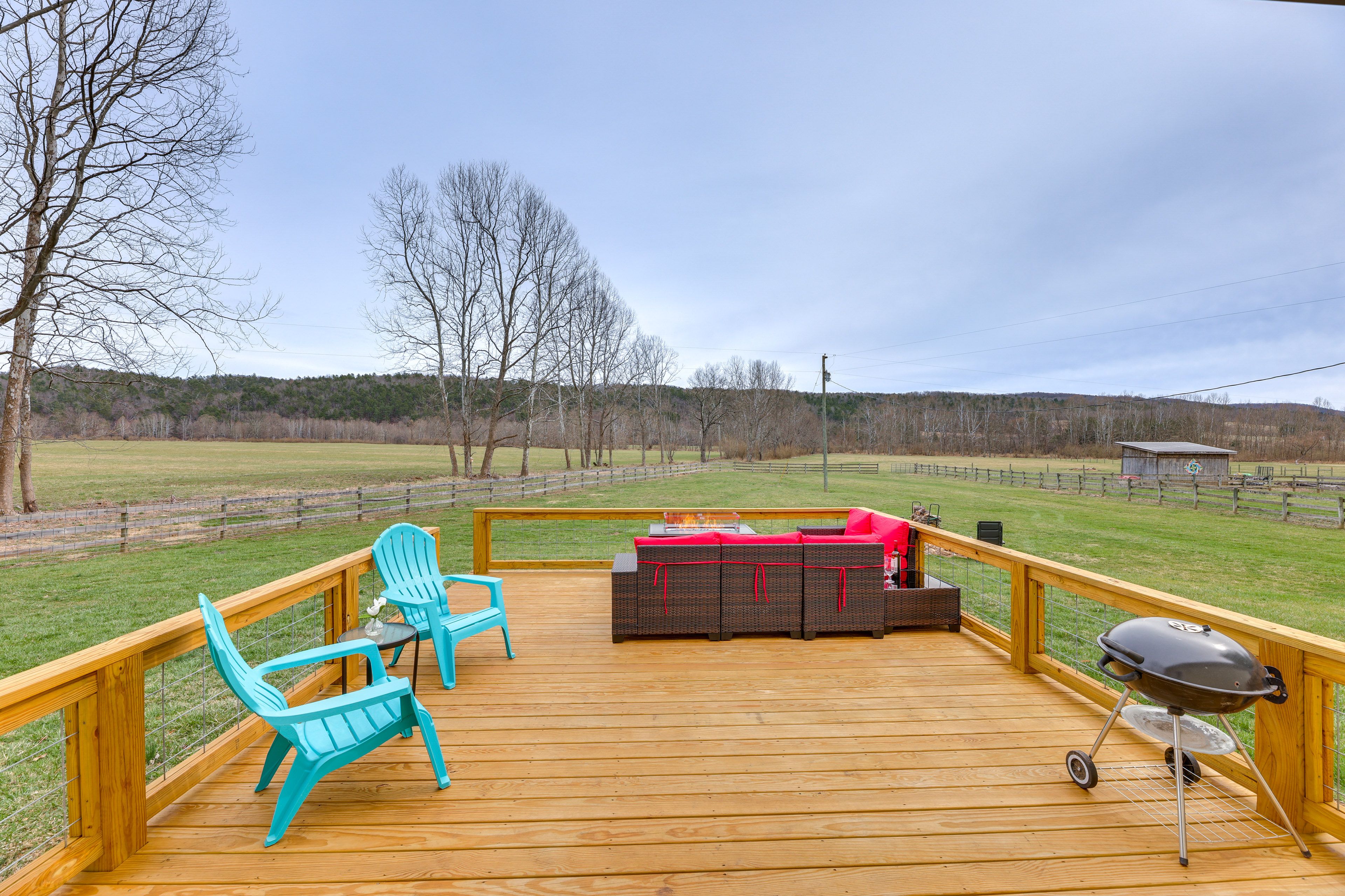 Fenced Backyard | Deck w/ Mountain Views