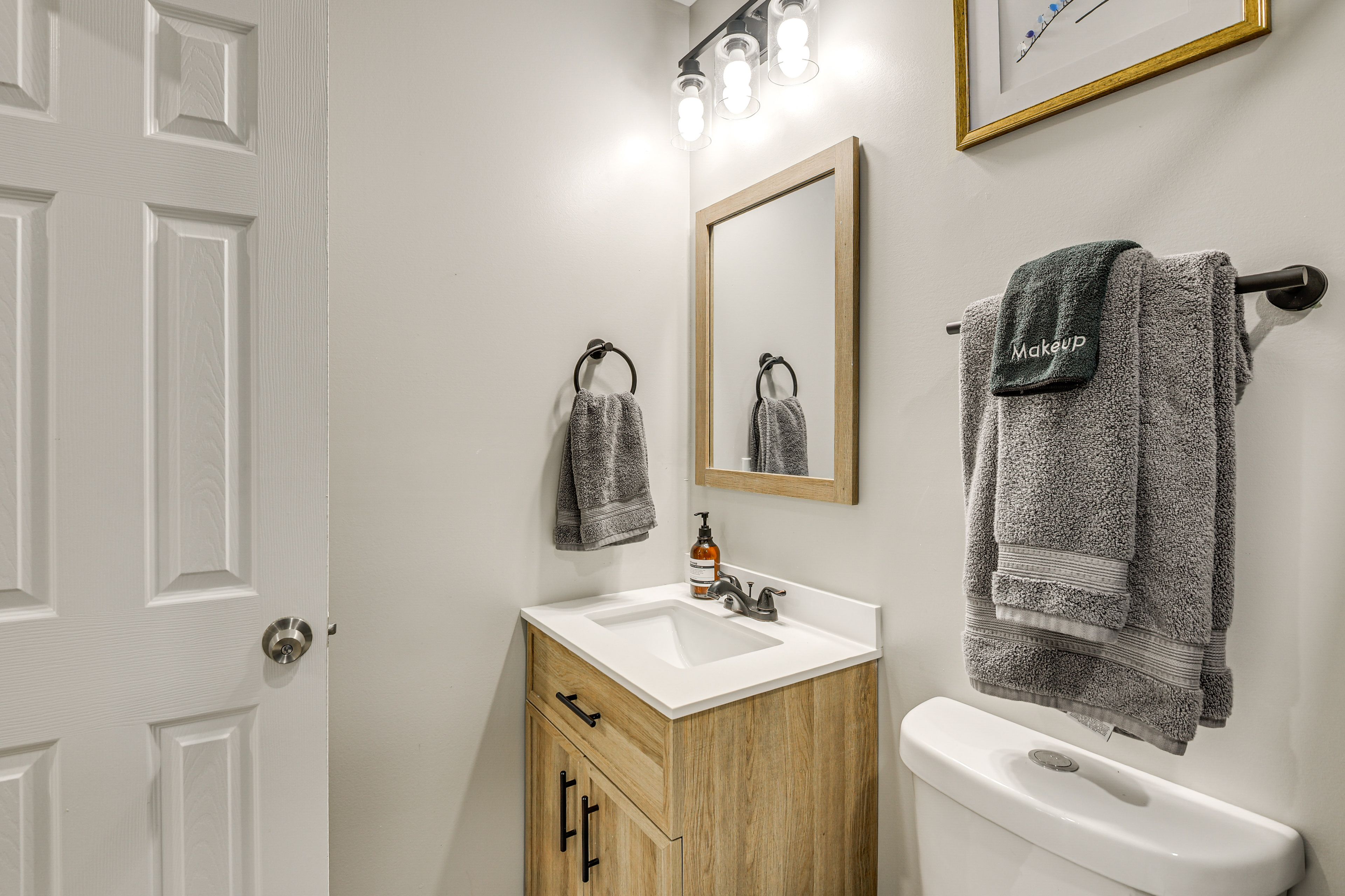 Full Bathroom | Towels Provided | Complimentary Toiletries