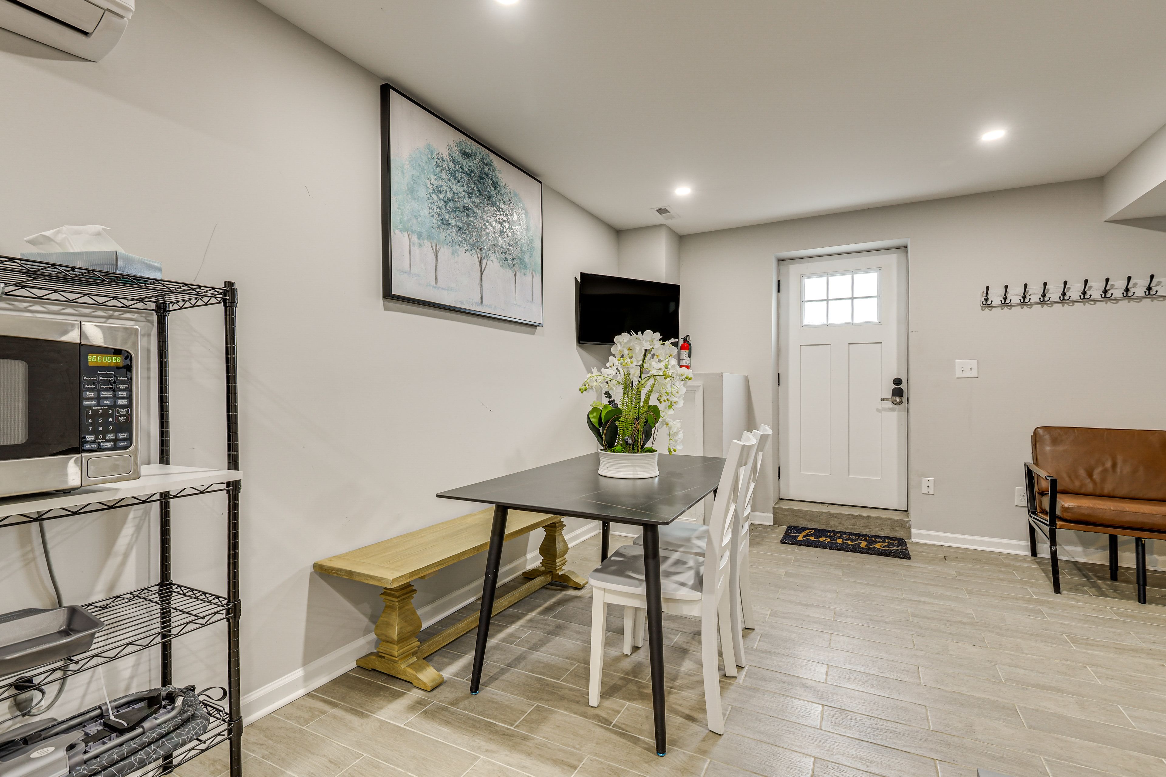 Dining Area | Smart TV