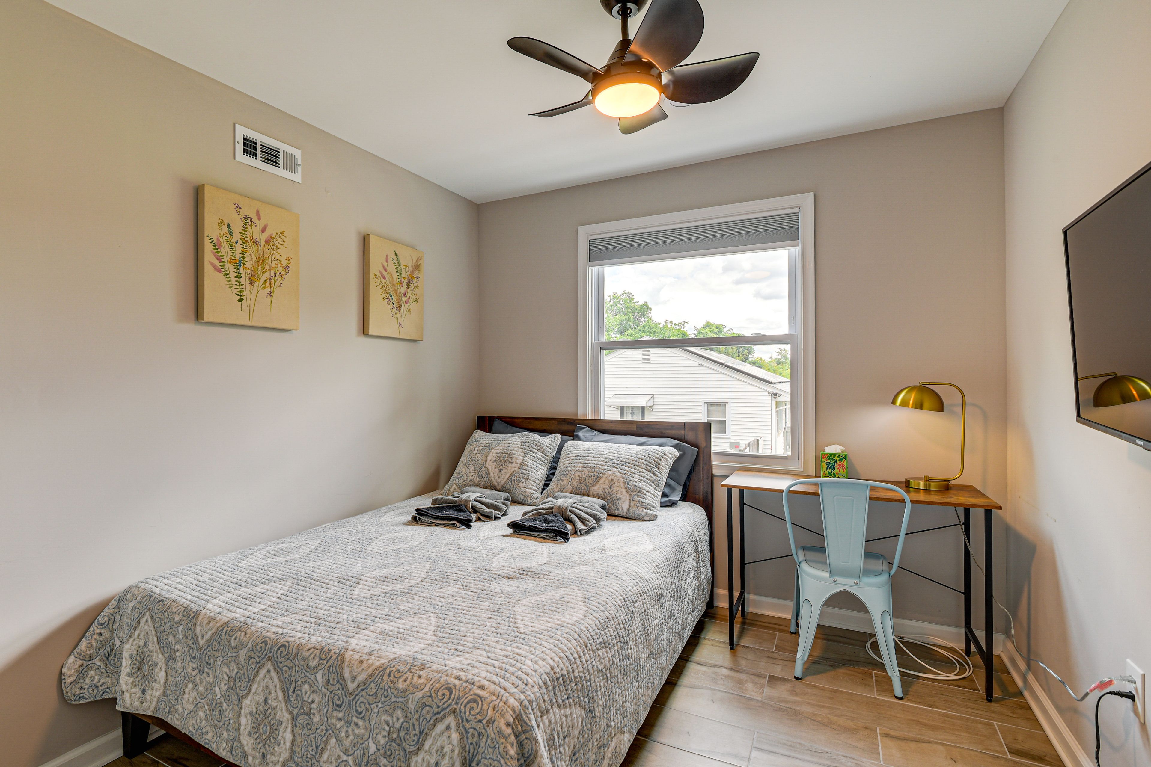Bedroom 2 | Queen Bed | Smart TV | Desk