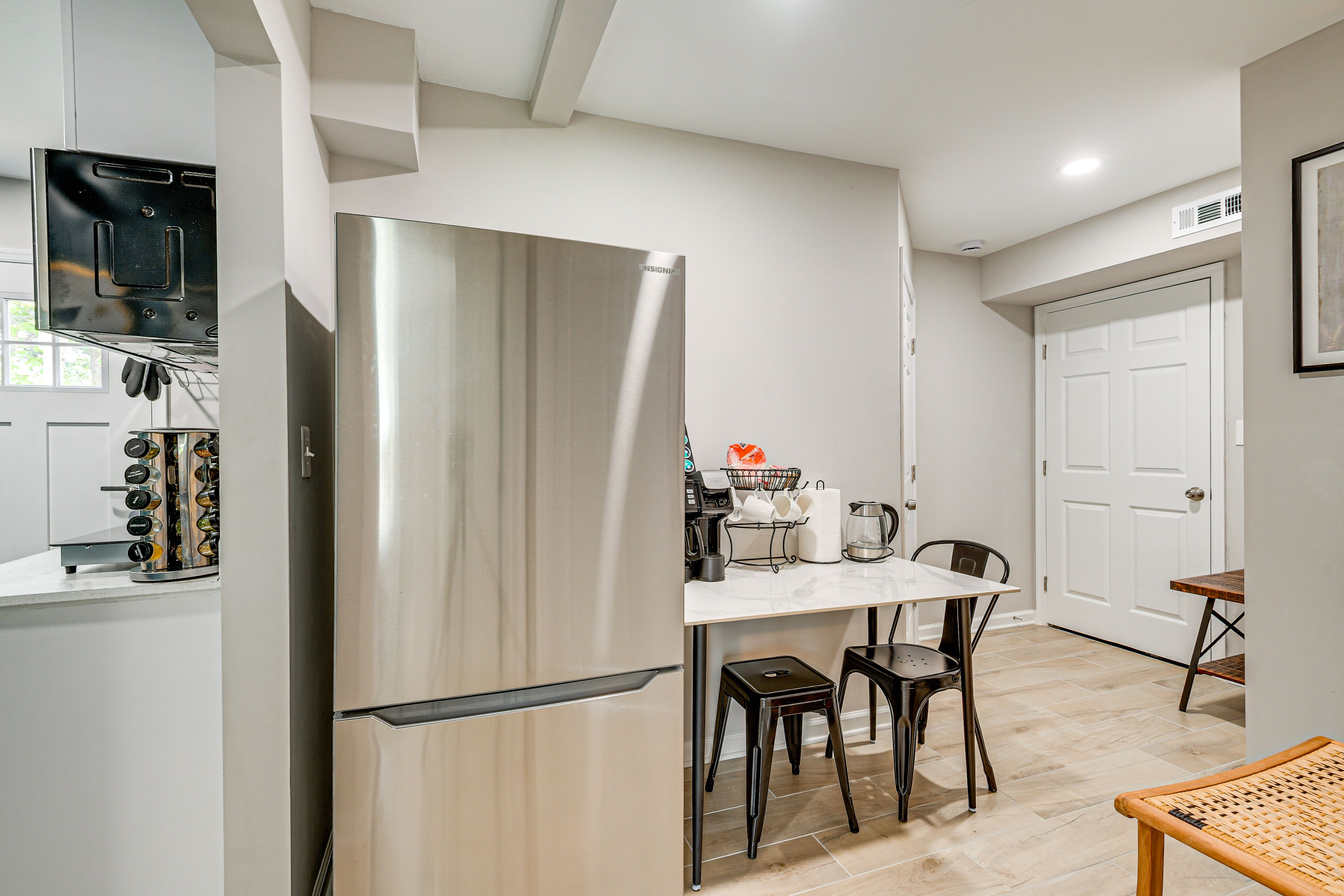 Dining Area | Dishes & Flatware Provided