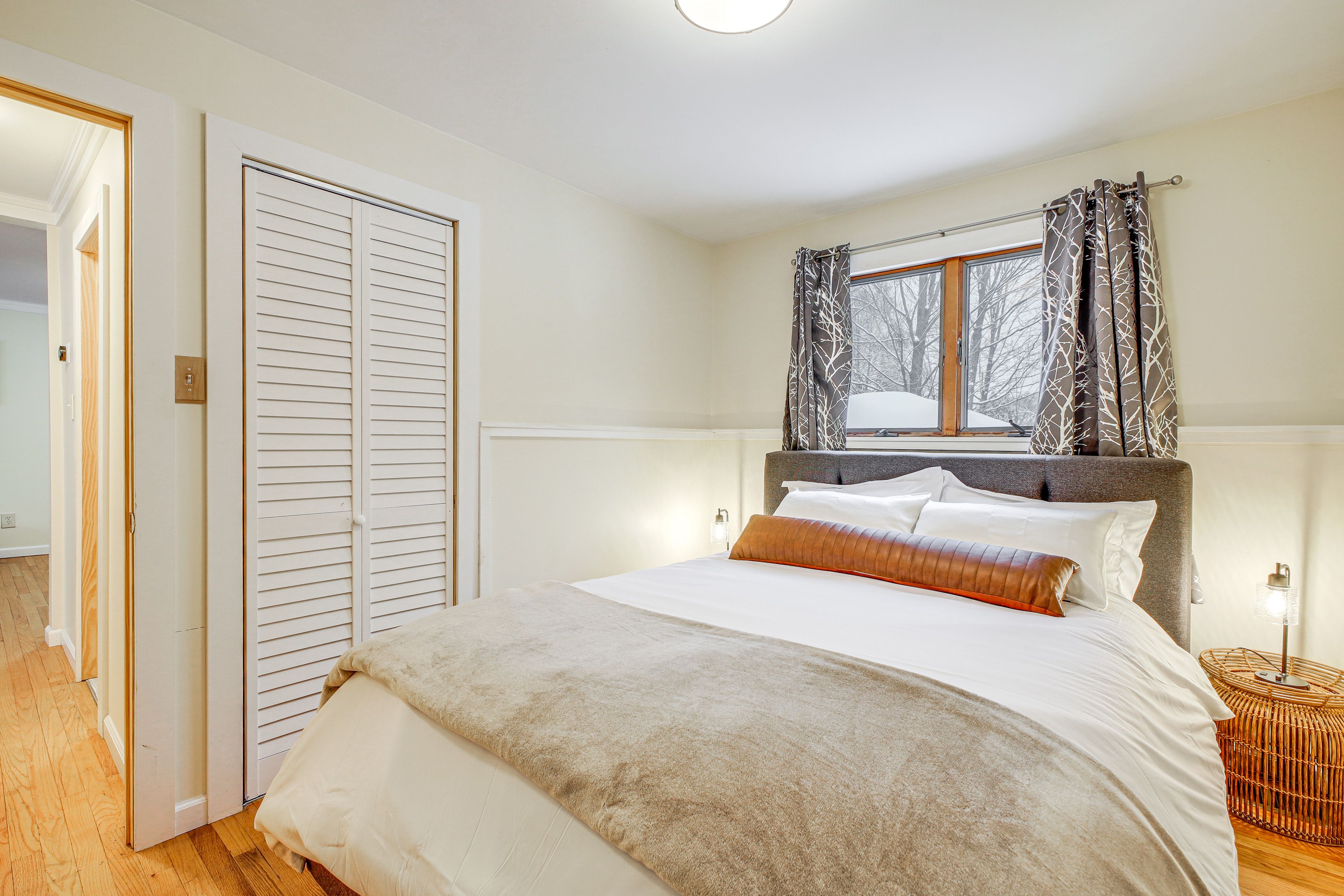 Bedroom 2 | Queen Bed | Main Floor
