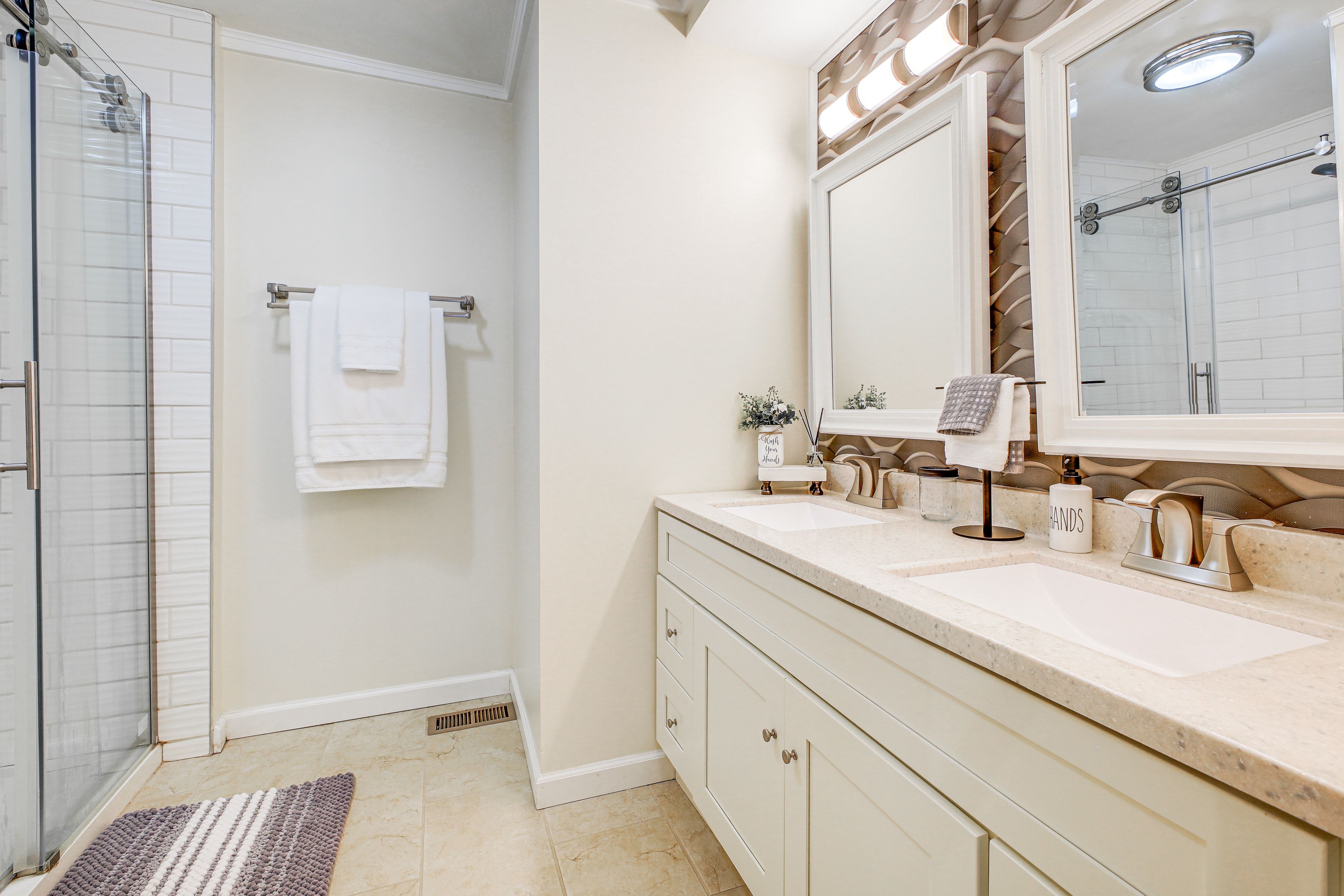 En-Suite Bathroom | Towels Provided | Complimentary Toiletries | Main Floor