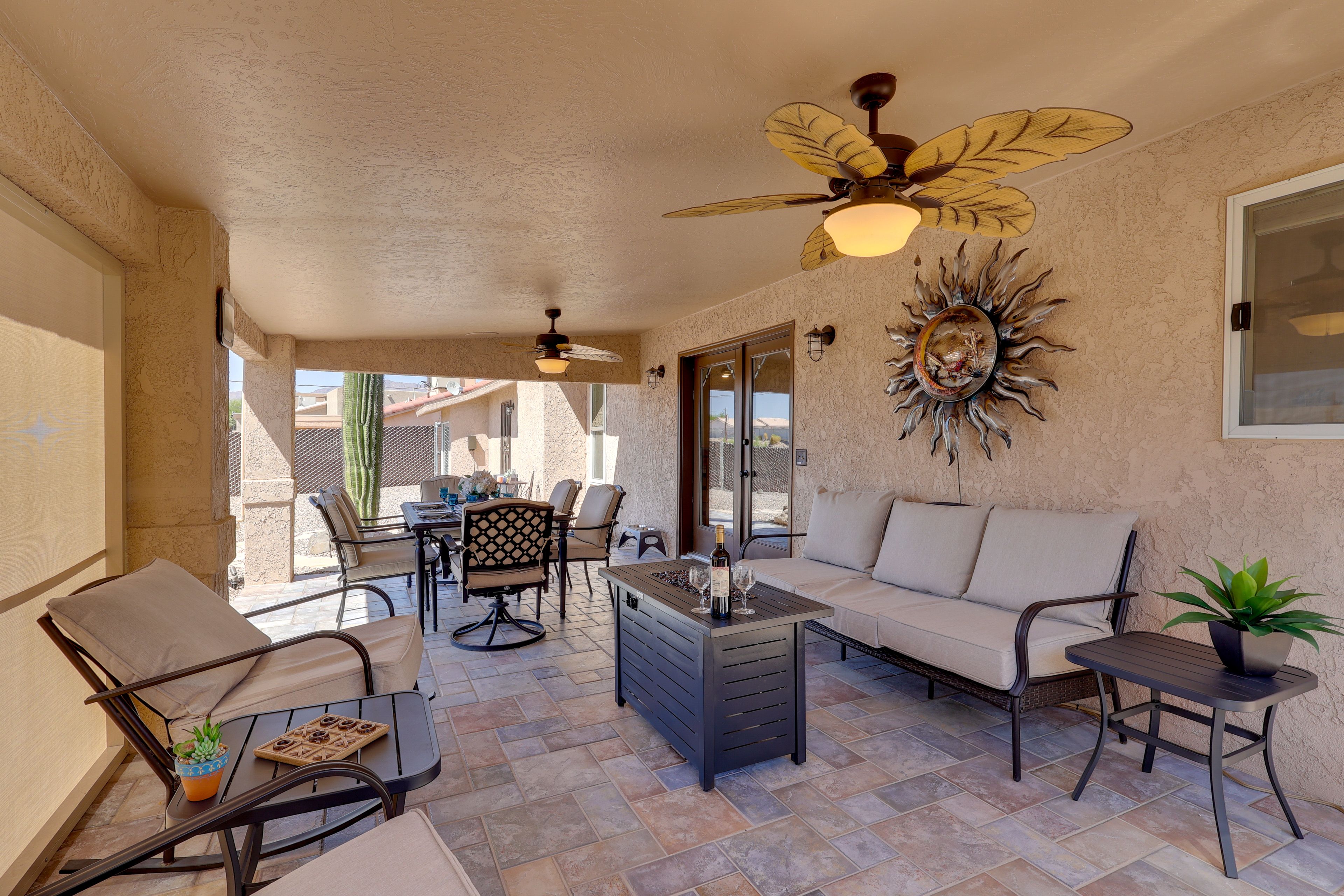 Lounge & Dining Area | Bar | BBQ Grill