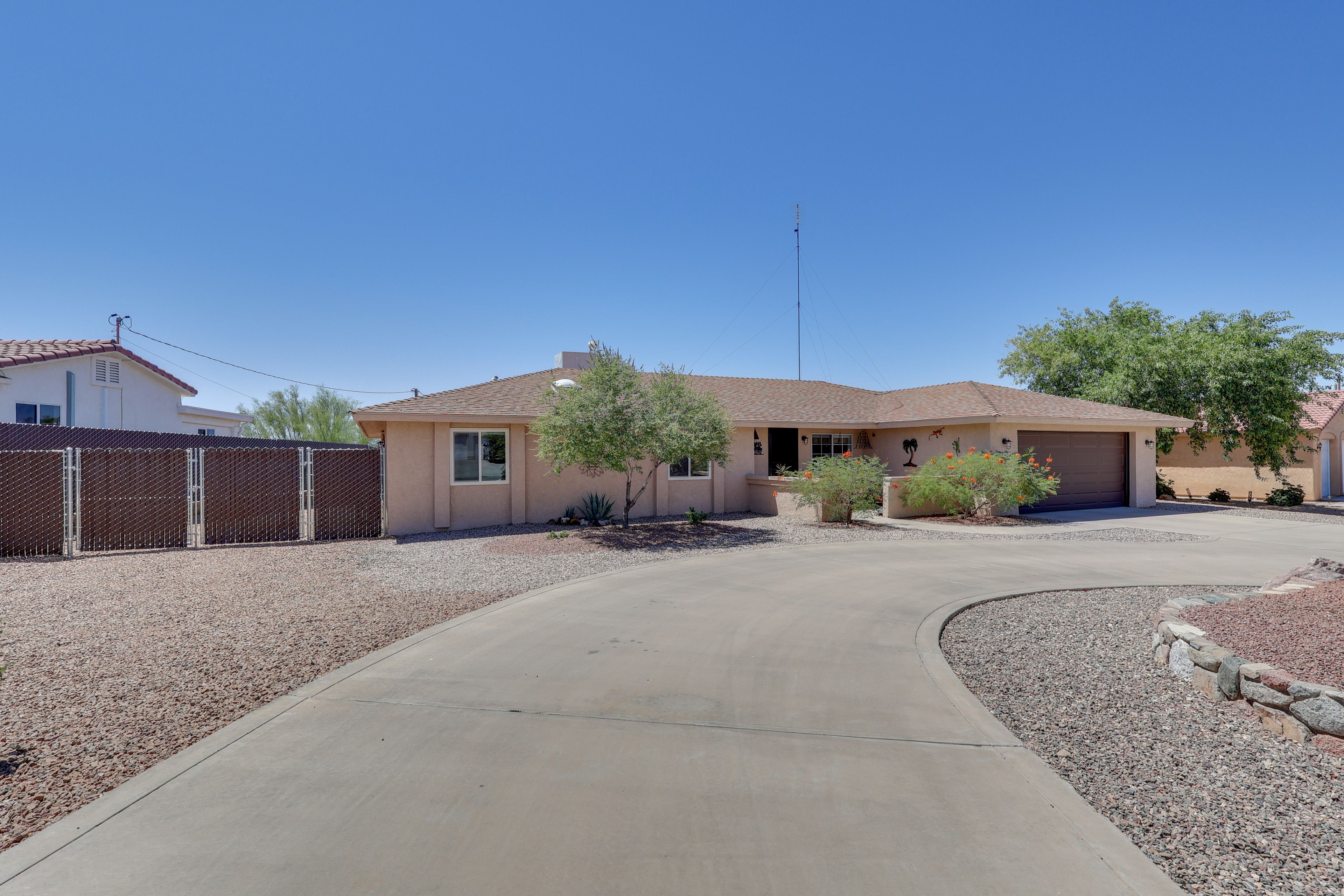 Parking | Garage (1 Vehicle) | Driveway (8 Vehicles) | RV Parking Available