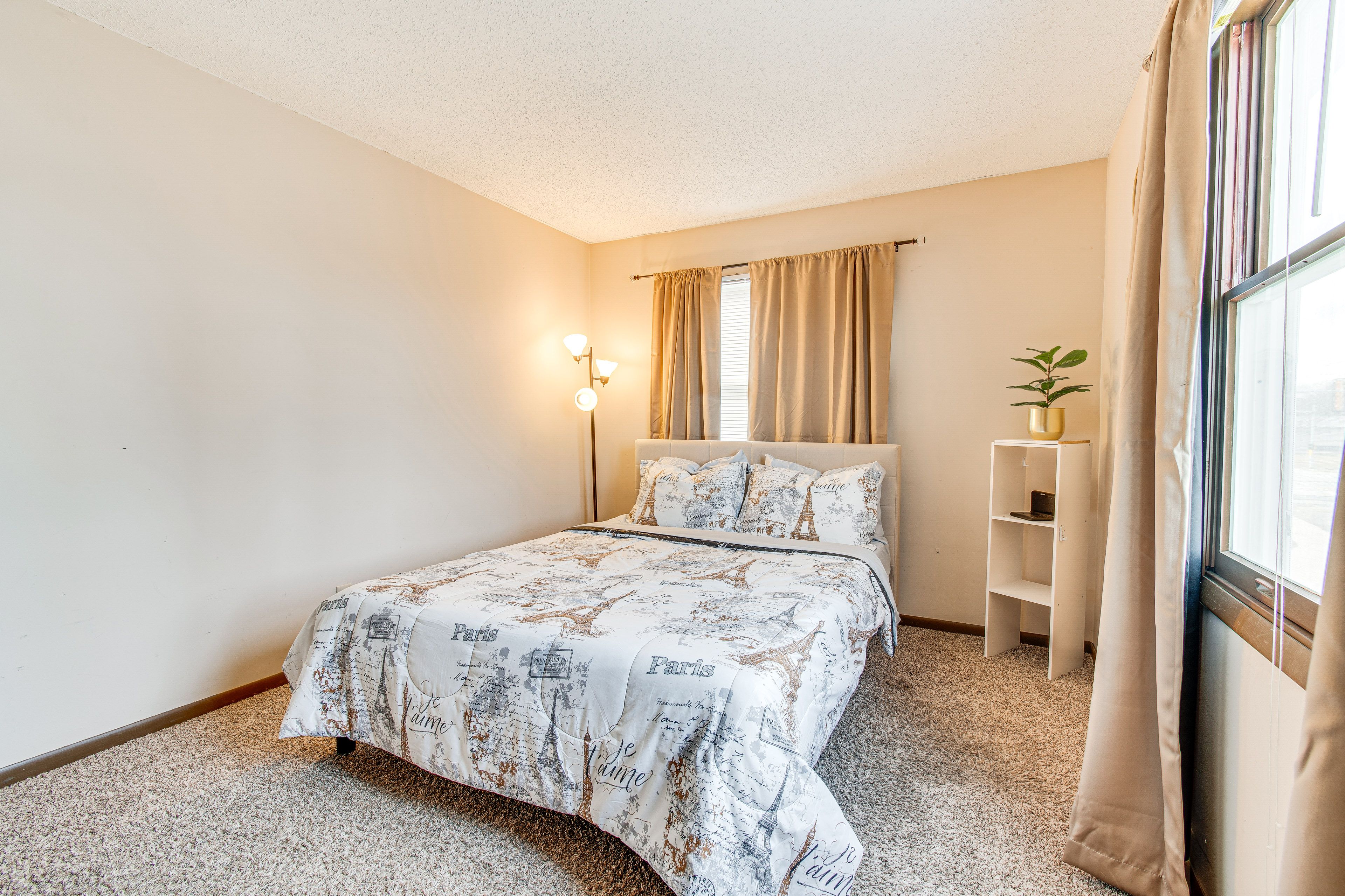 Bedroom 2 | Queen Bed