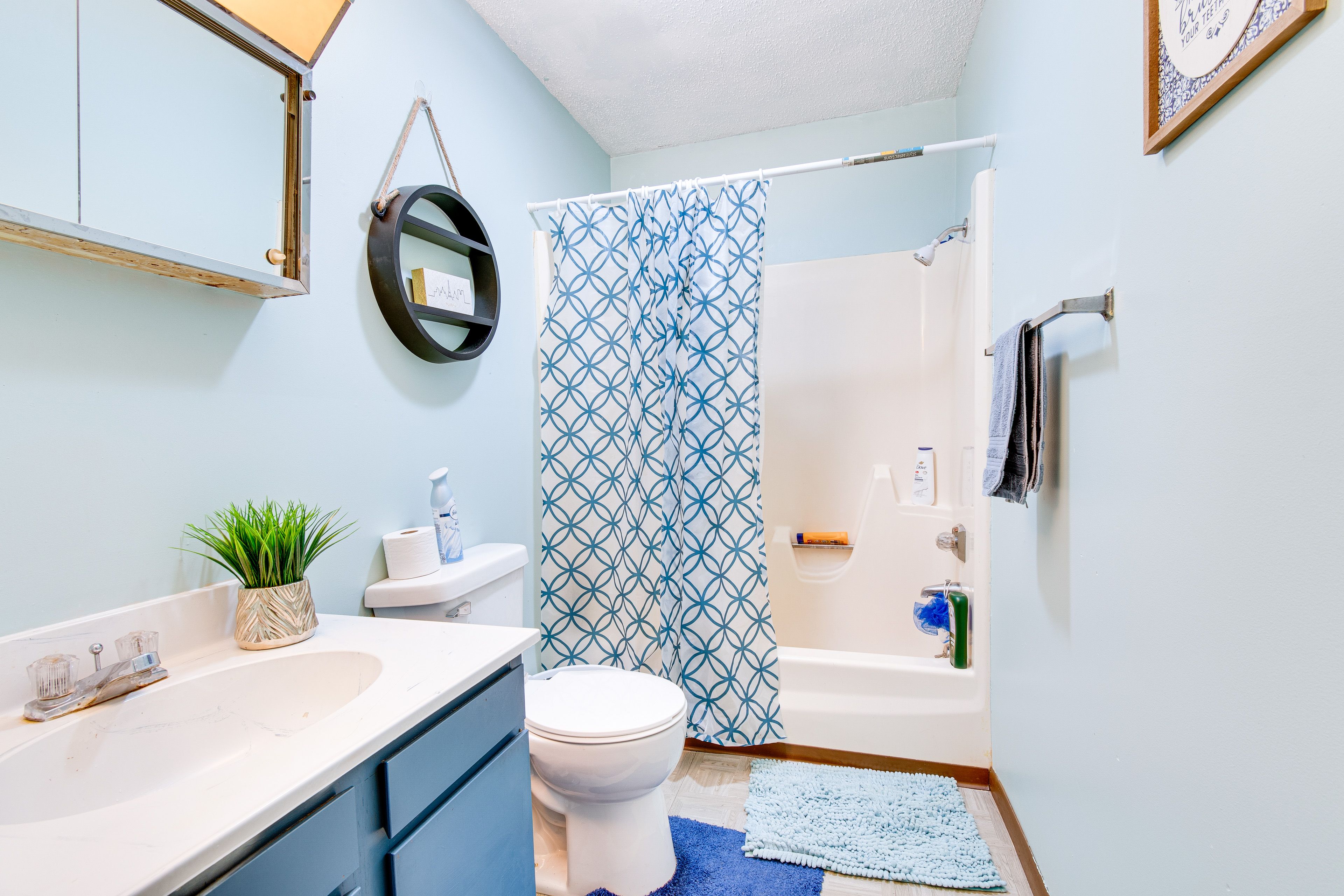 Full Bathroom | Complimentary Toiletries | Towels Provided
