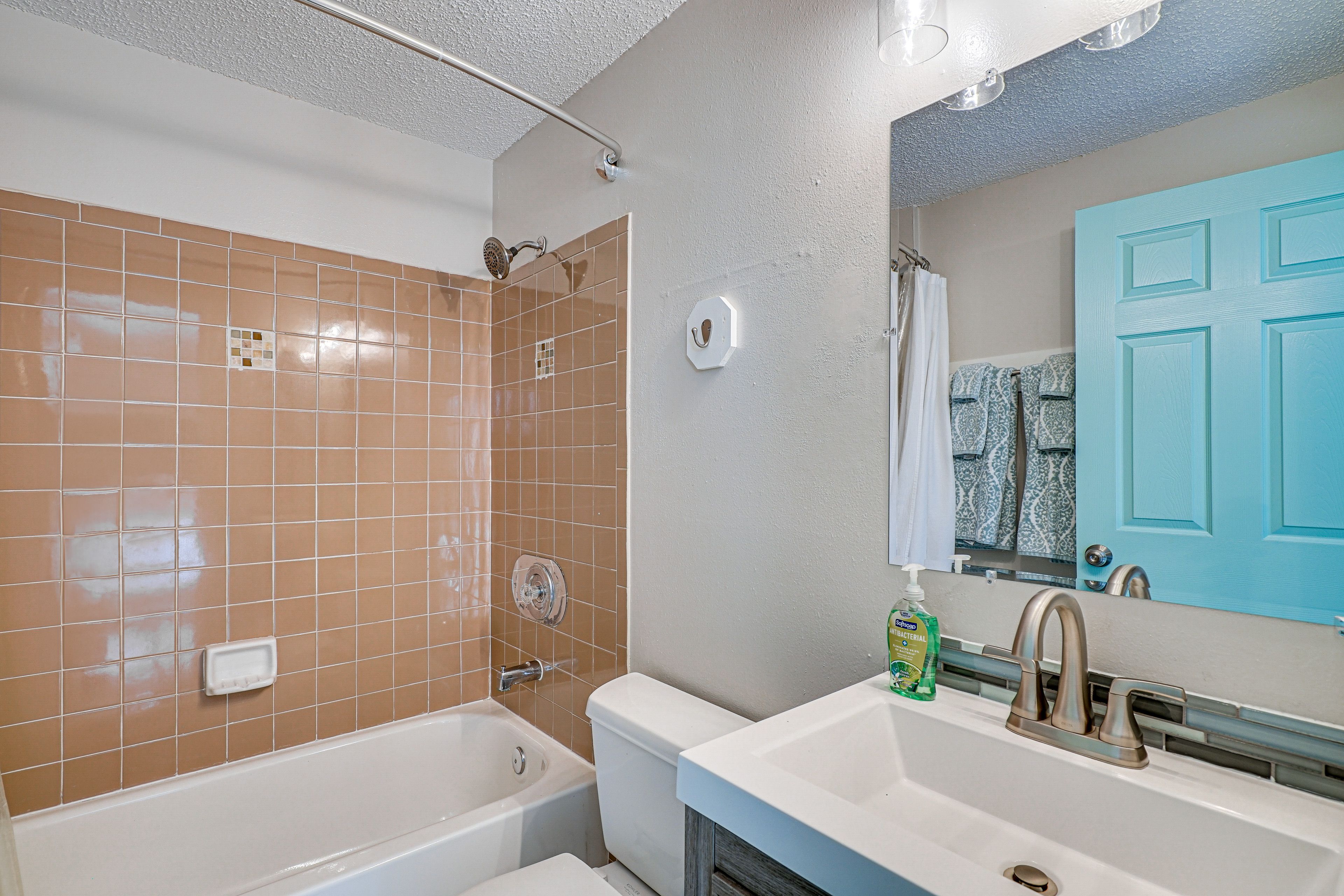Full Bathroom | Towels Provided