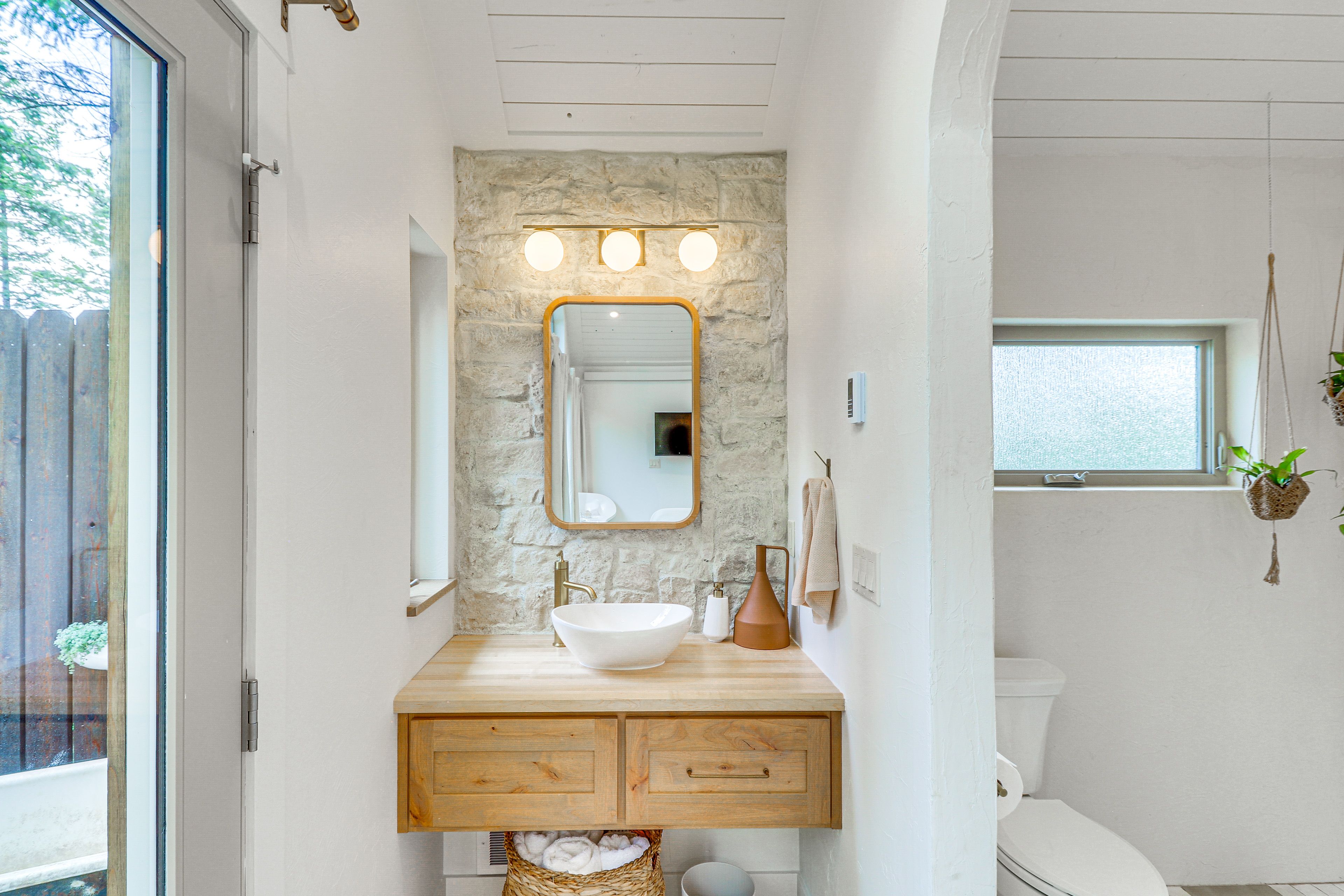 Bathroom | Complimentary Toiletries | Towels Provided