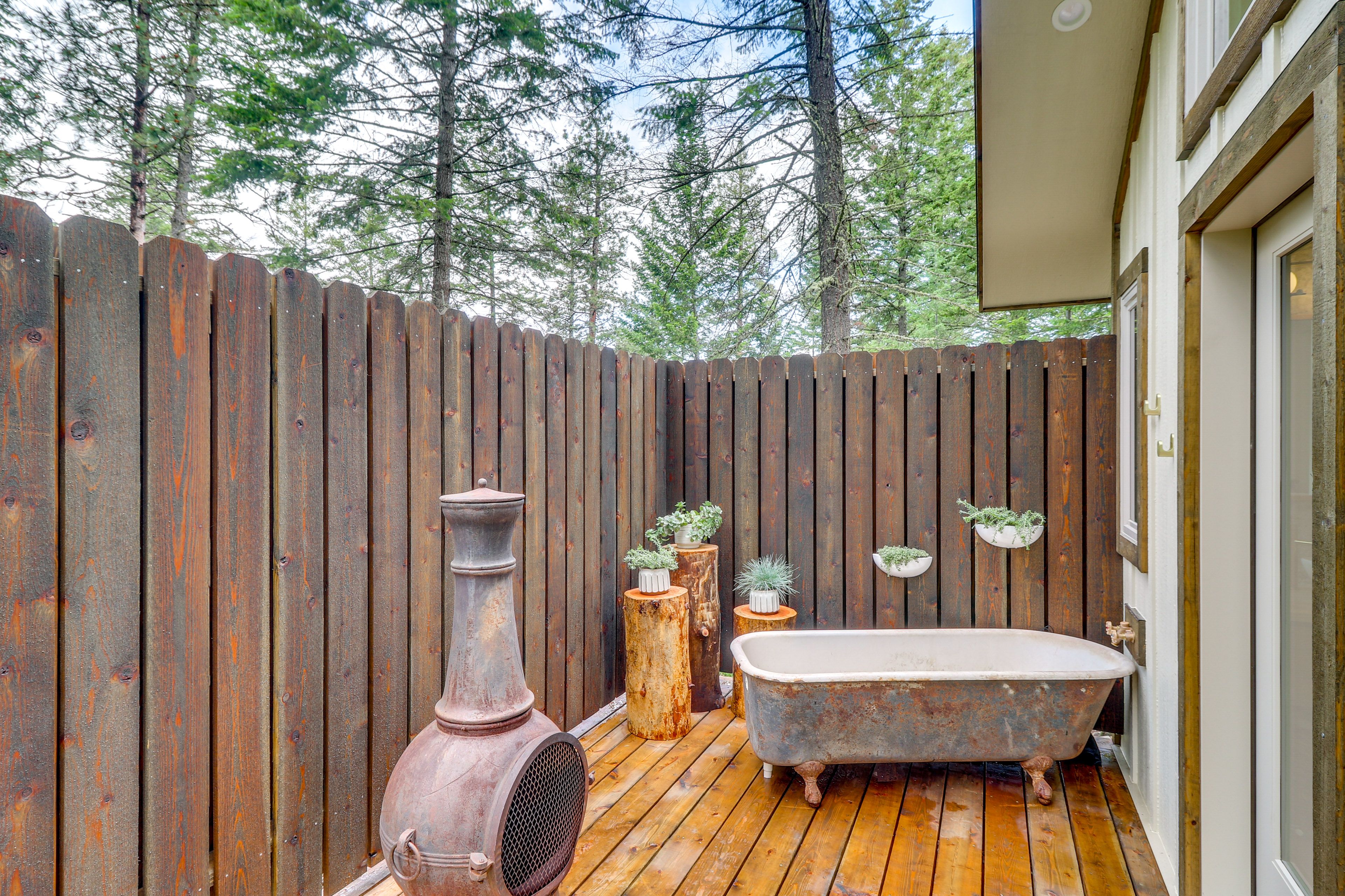 Private Deck | Outdoor Tub | Chiminea