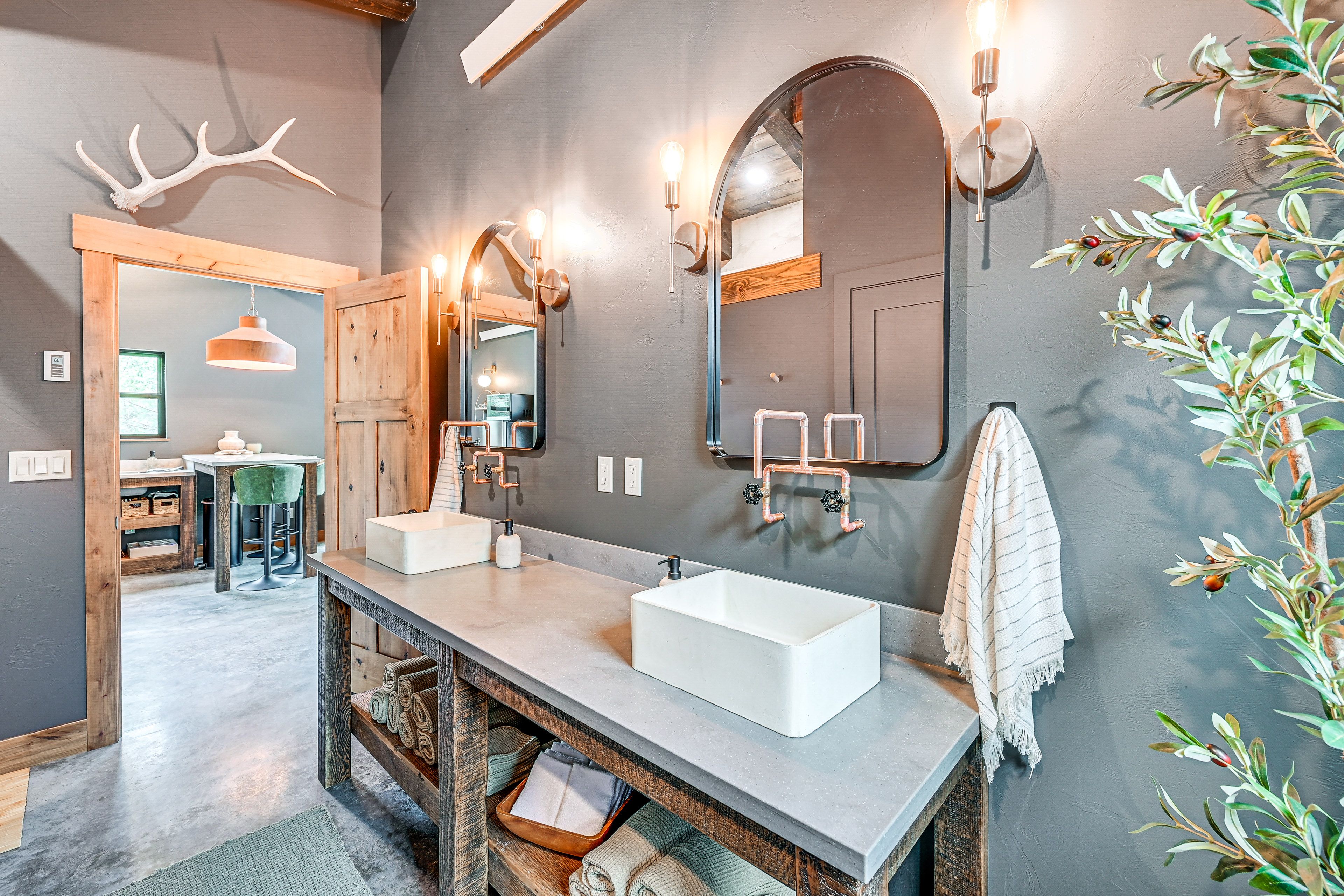 Full Bathroom | Towels Provided | Complimentary Toiletries | 1st Floor