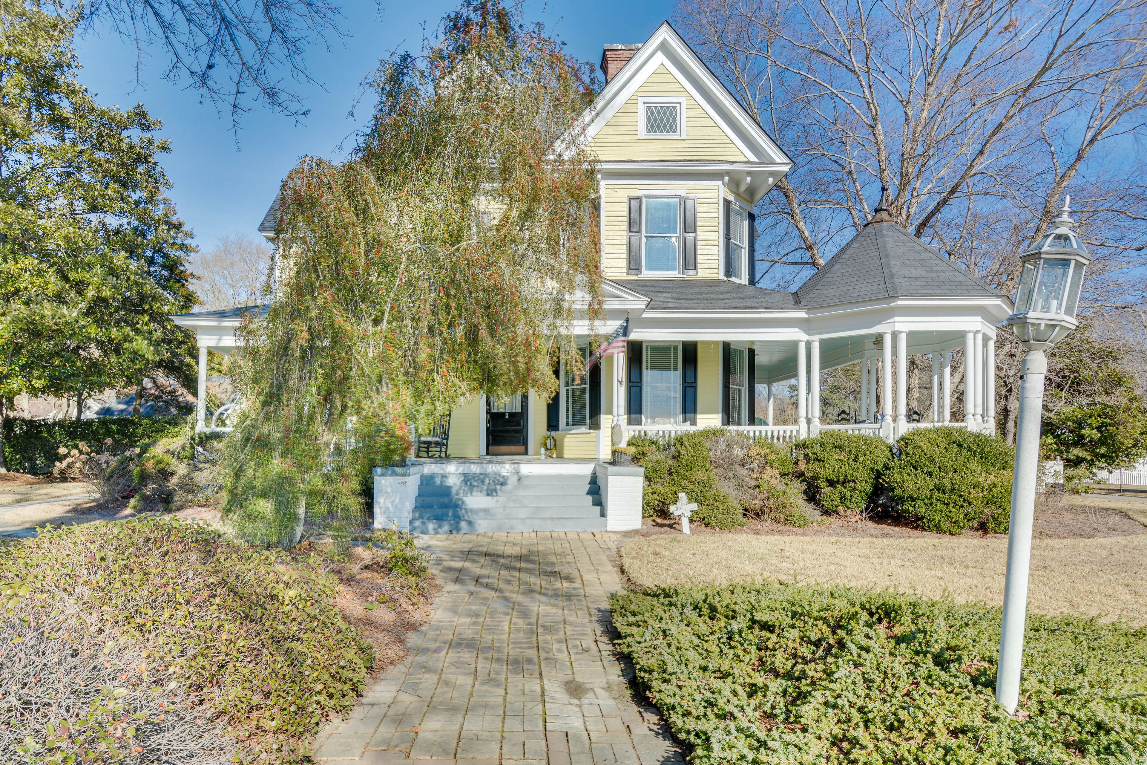 Spring Hope Vacation Rental | 4BR | 2.5BA | 6 Steps Required | 3,900 Sq Ft