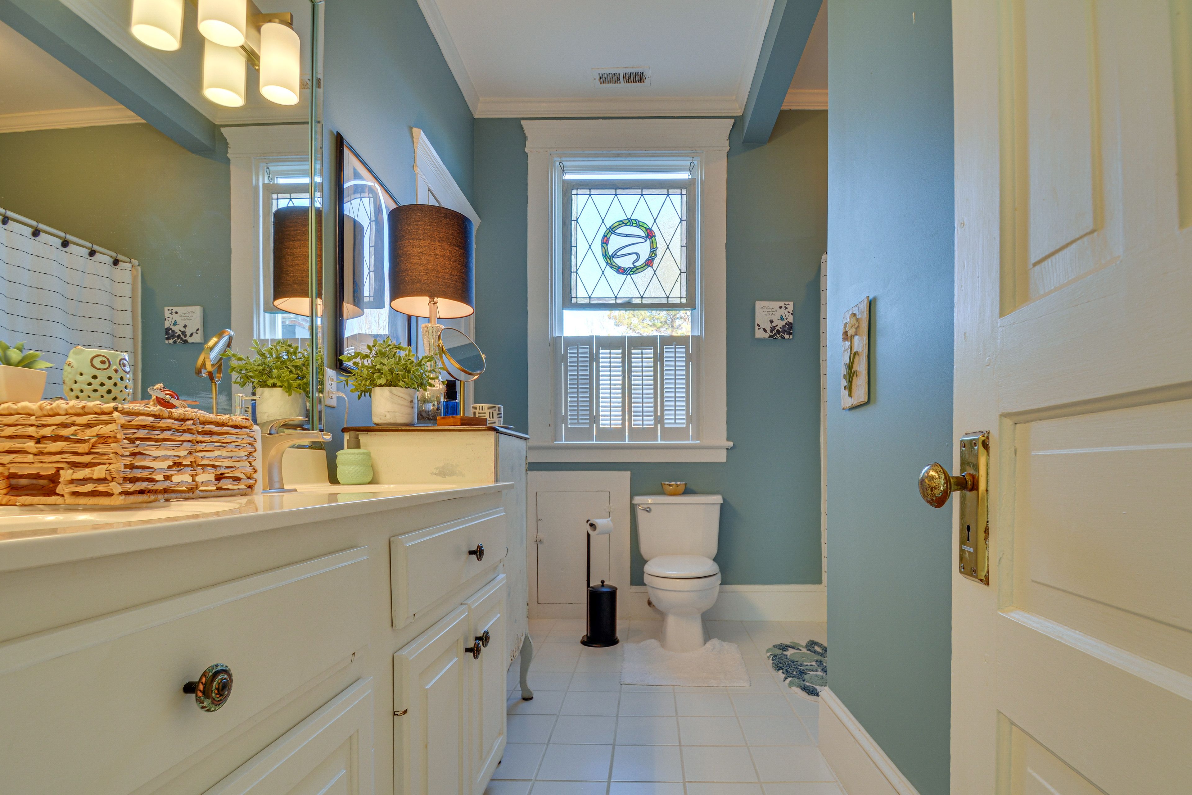 Full Bathroom | 2nd Floor
