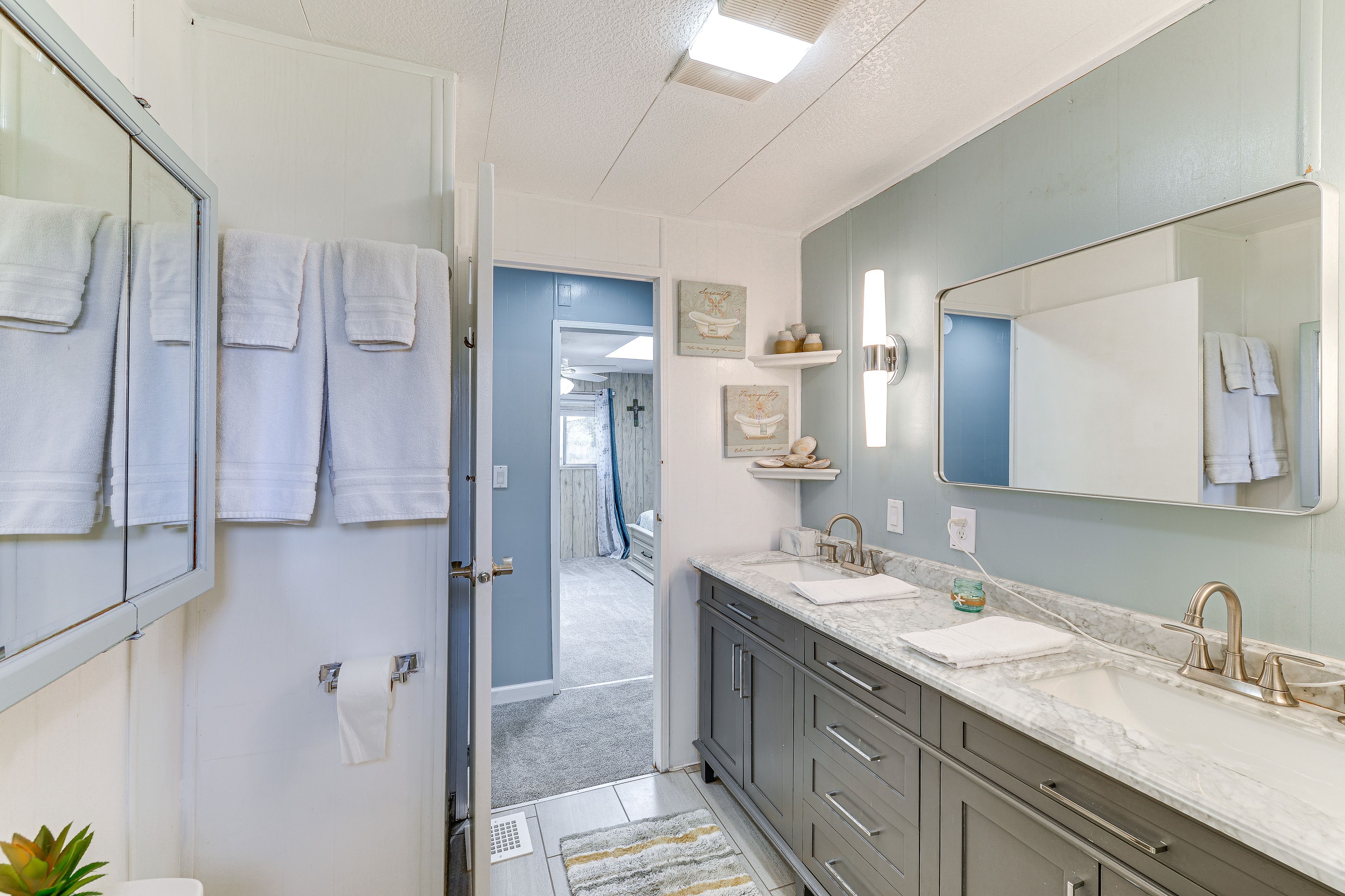 Full Bathroom | Shower/Tub Combo | Towels Provided