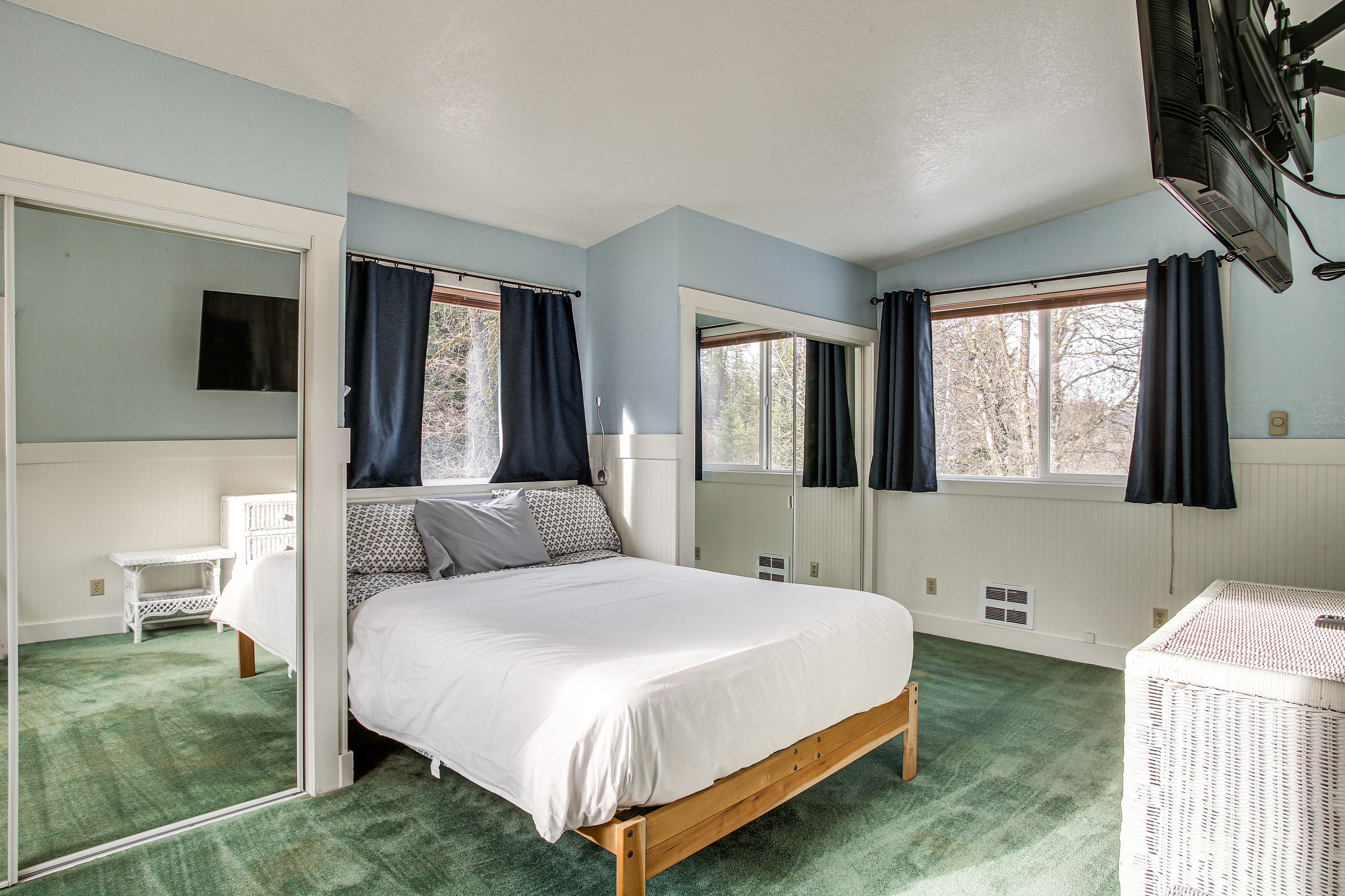 Bedroom 1 | 2nd Floor | Queen Bed | Linens Provided | Smart TV w/ Cable