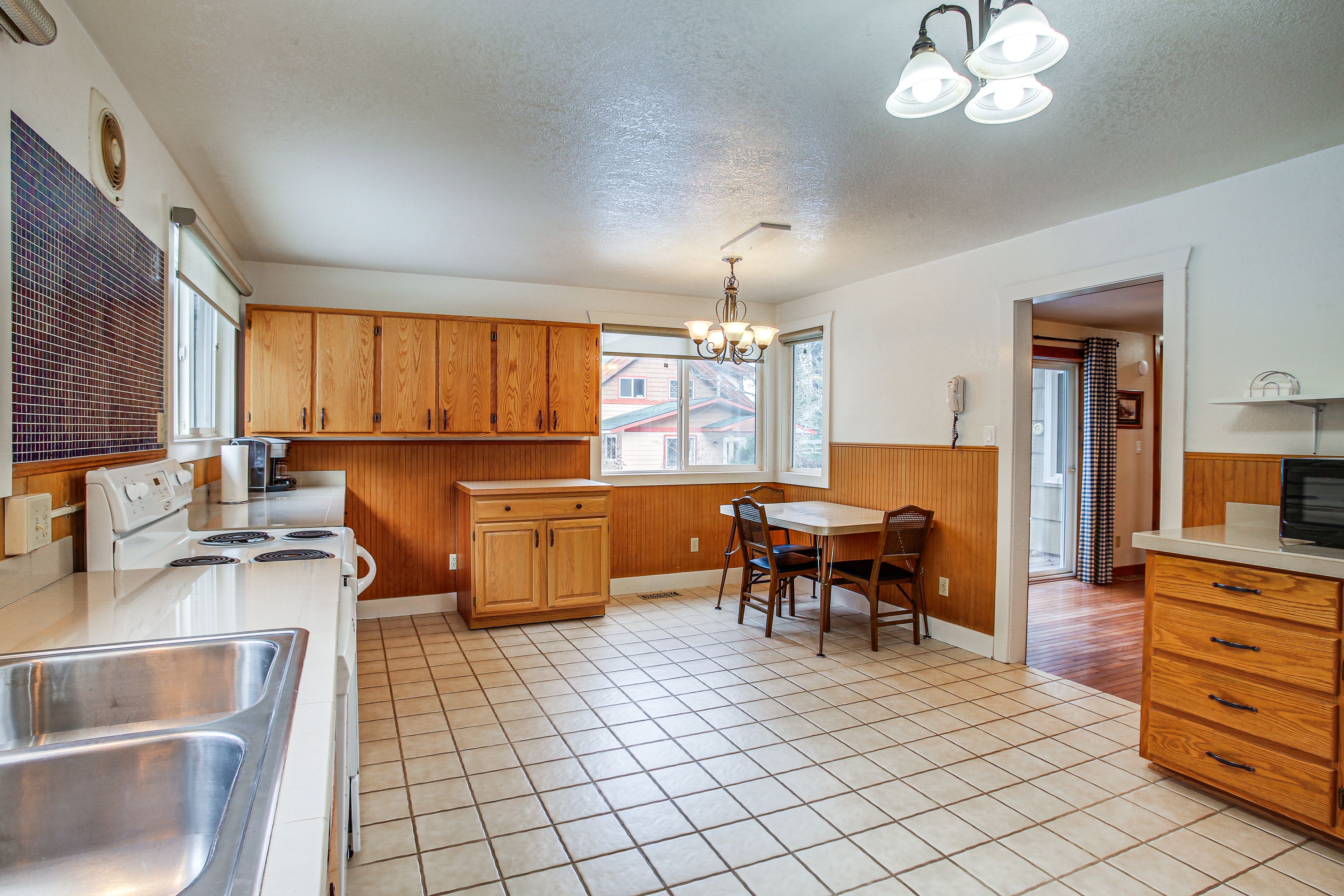 Kitchen | 1st Floor | Keurig & Drip Coffee Makers | Dishwasher | Cooking Basics