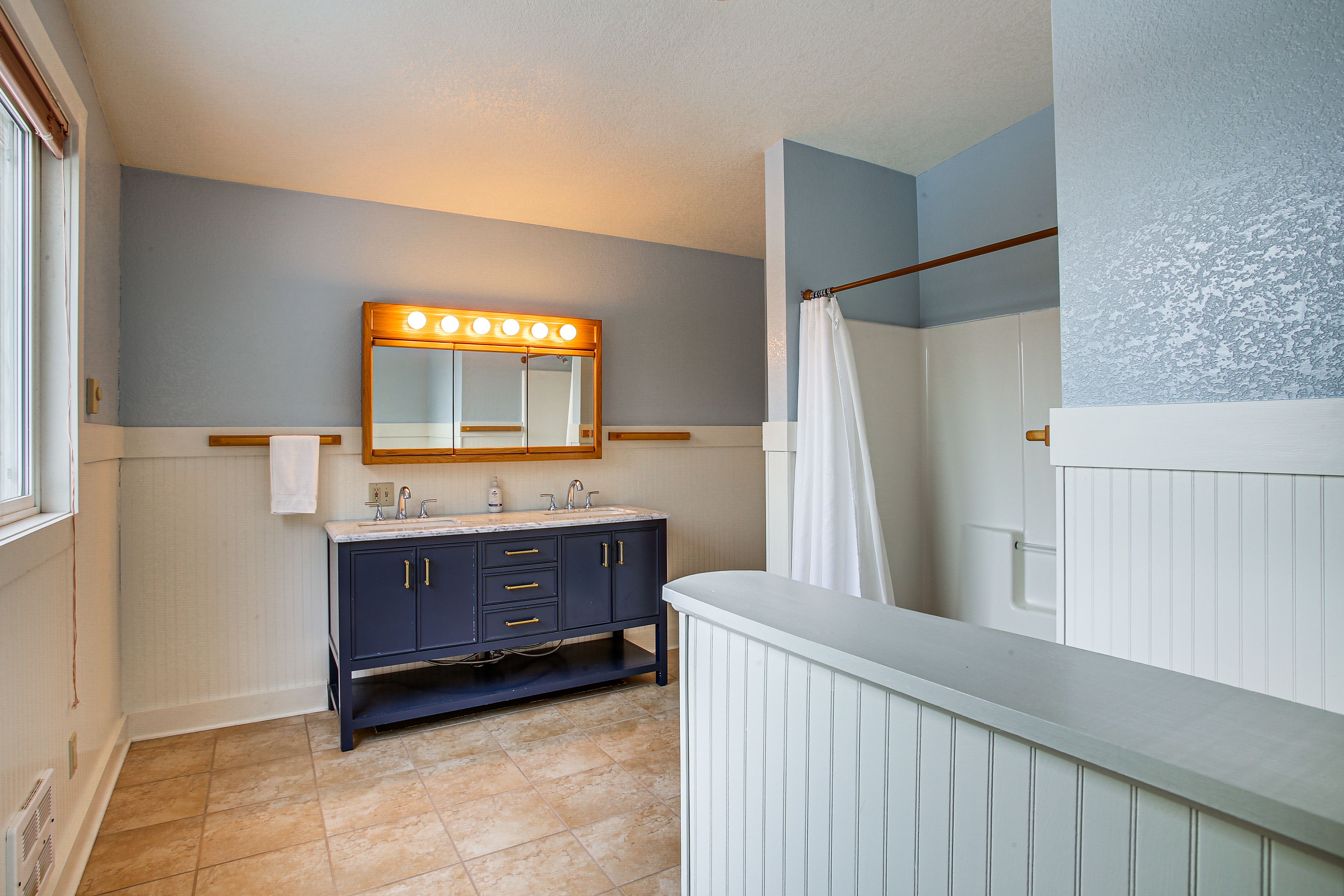 Full Bathroom | 2nd Floor | Towels Provided