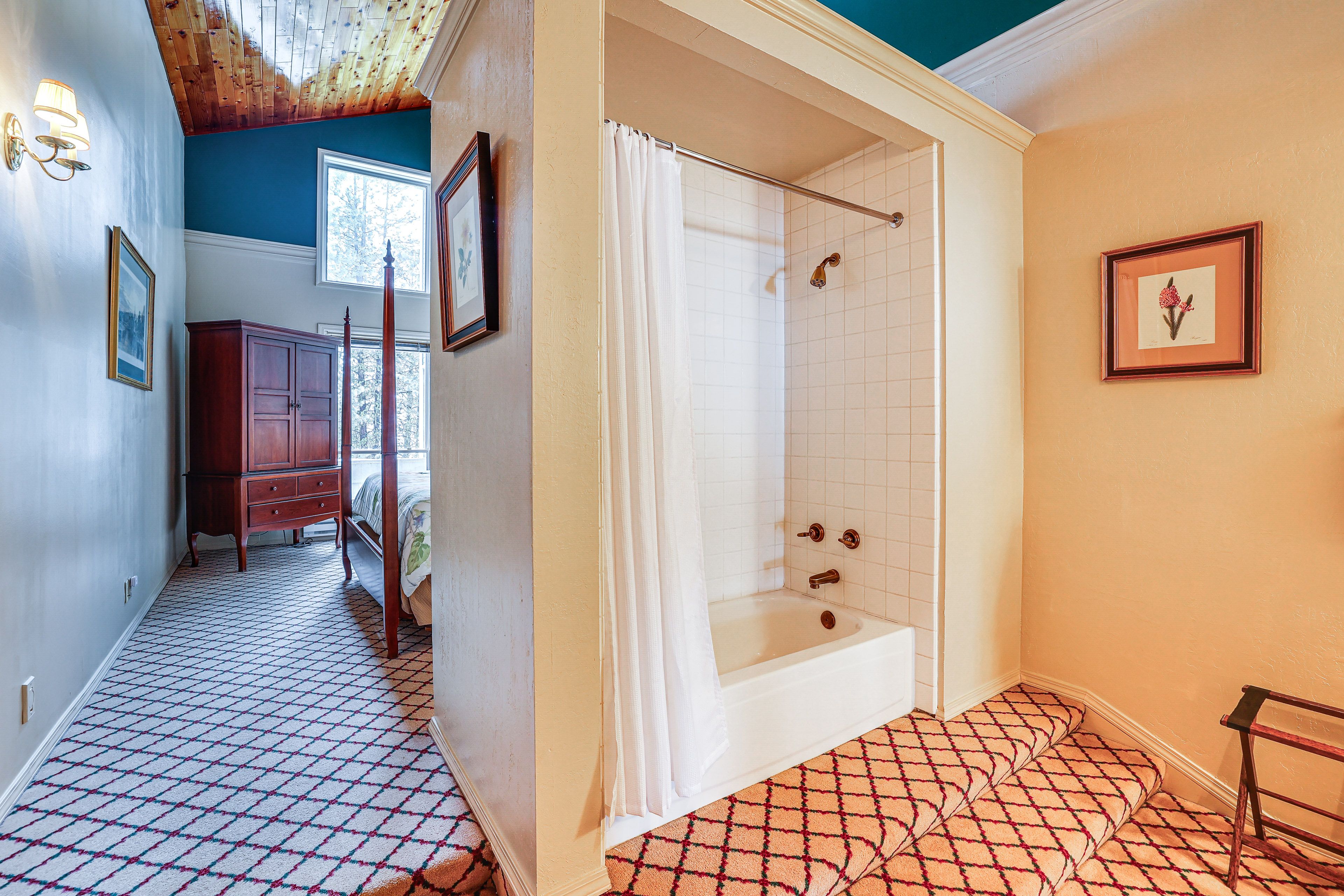 En-Suite Bathroom | 2nd Floor
