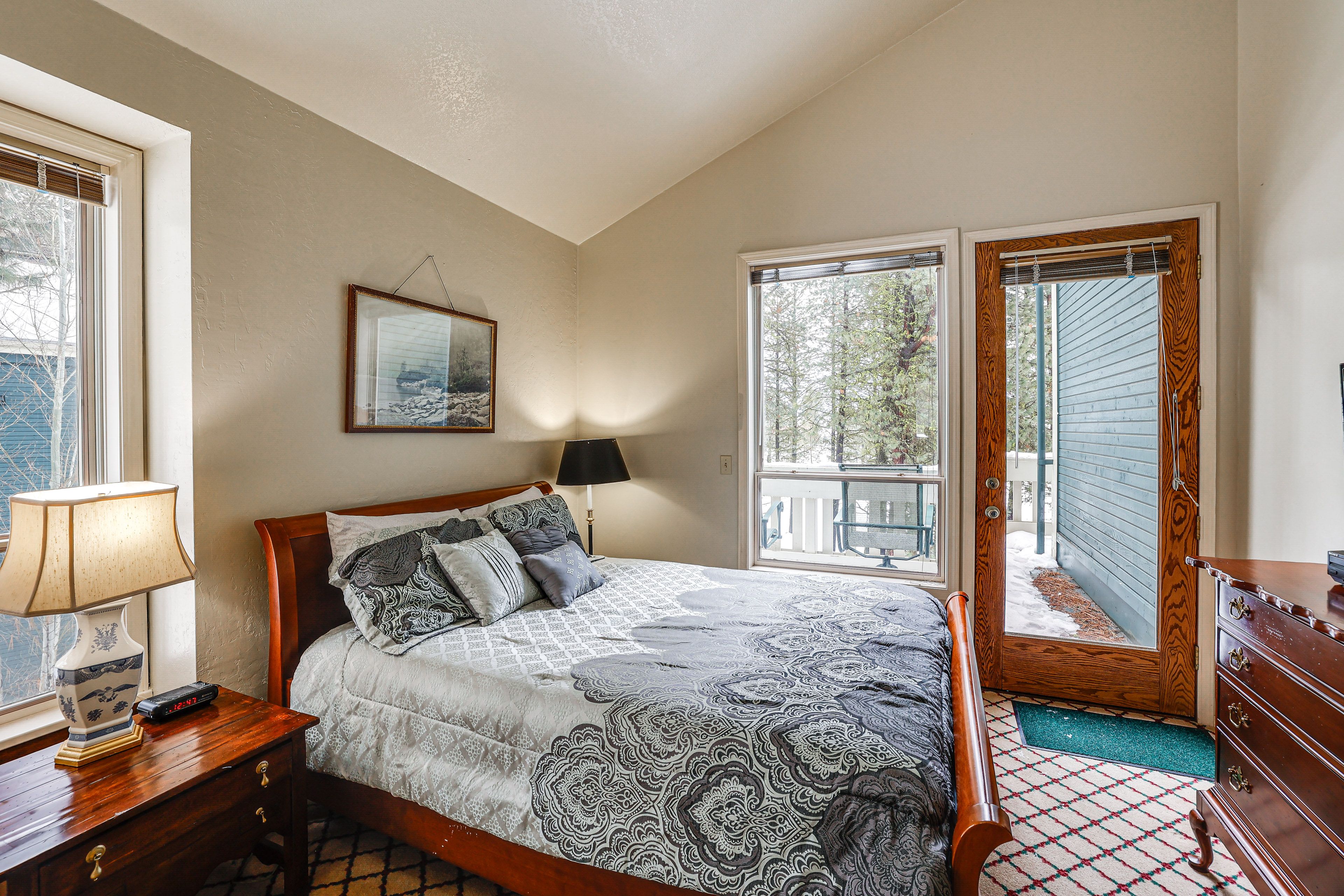 Bedroom 2 | Queen Bed | En-Suite Bathroom | 2nd Floor