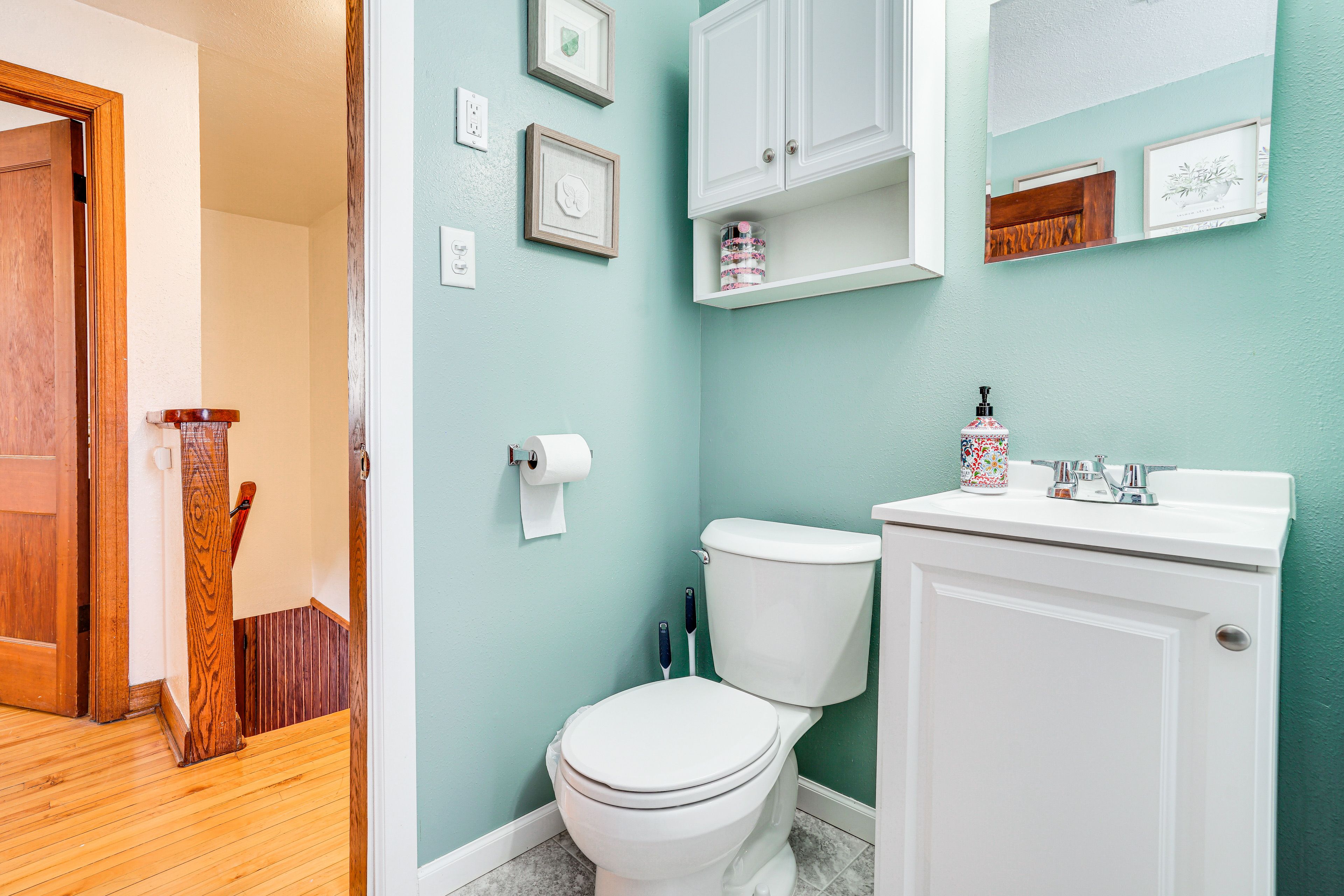 Full Bathroom | Complimentary Toiletries | Towels Provided | 2nd Floor