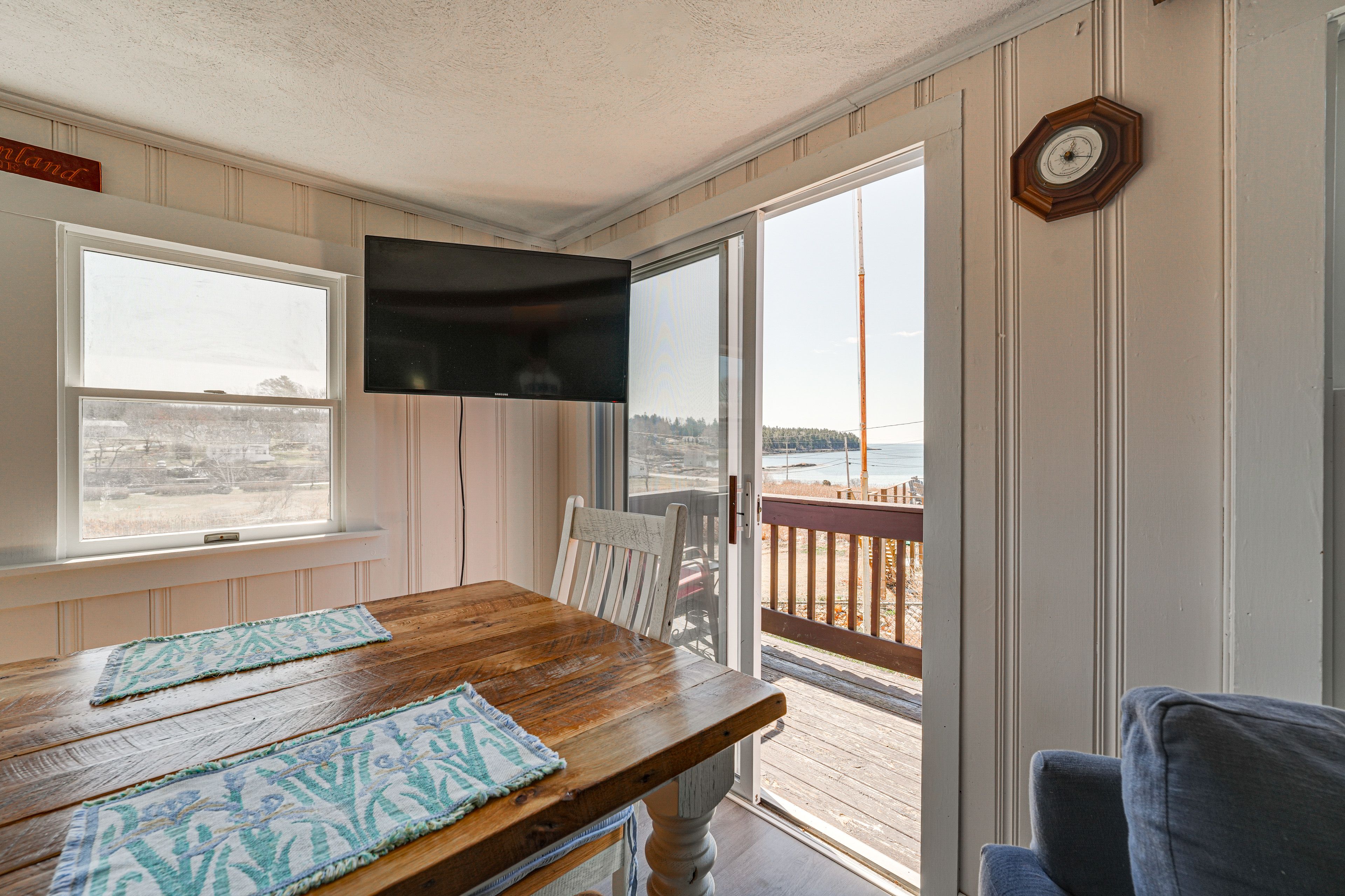 Dining Area | Dishes & Flatware Provided