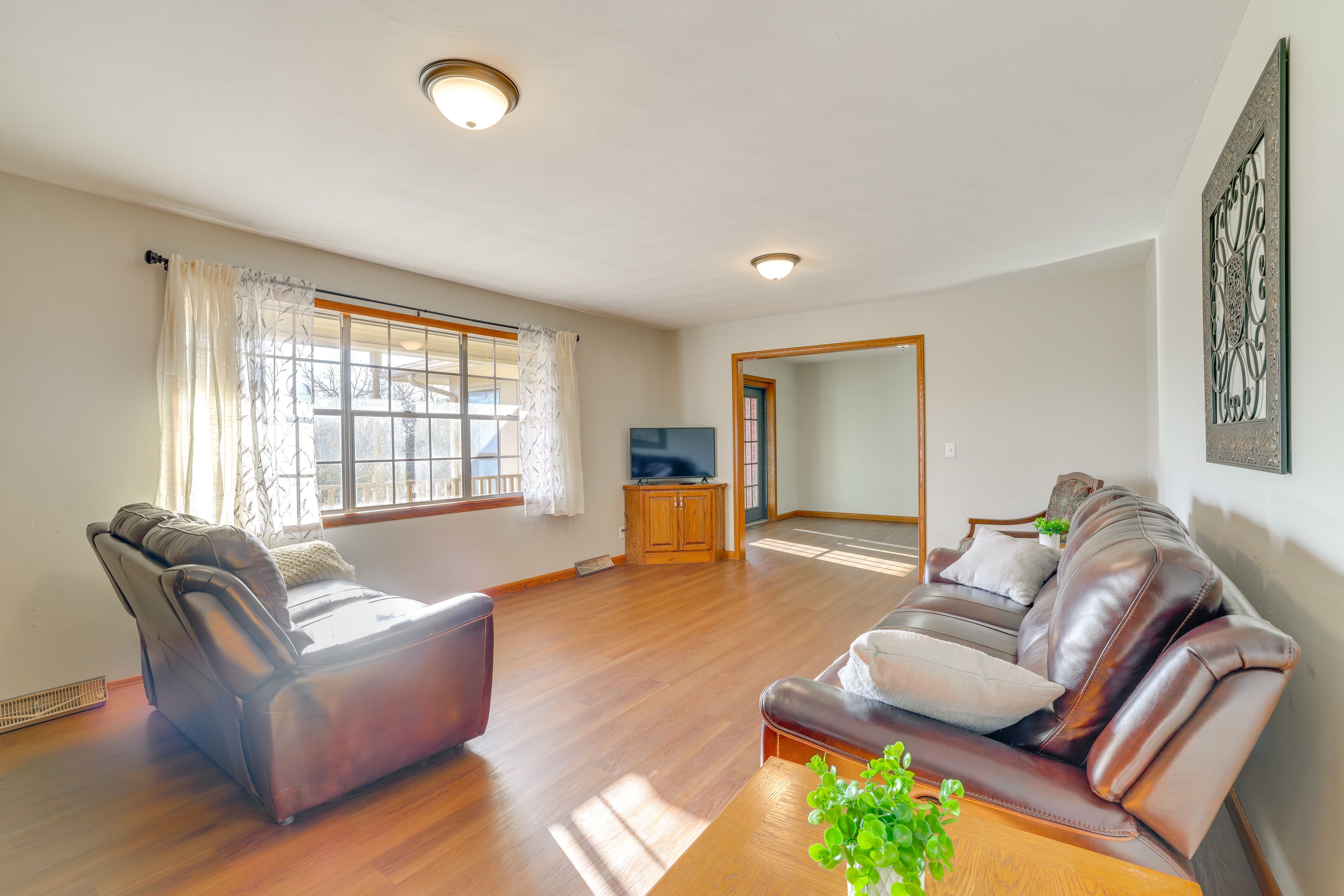 Living Room | Free WiFi | Central A/C & Heat | Smart TV