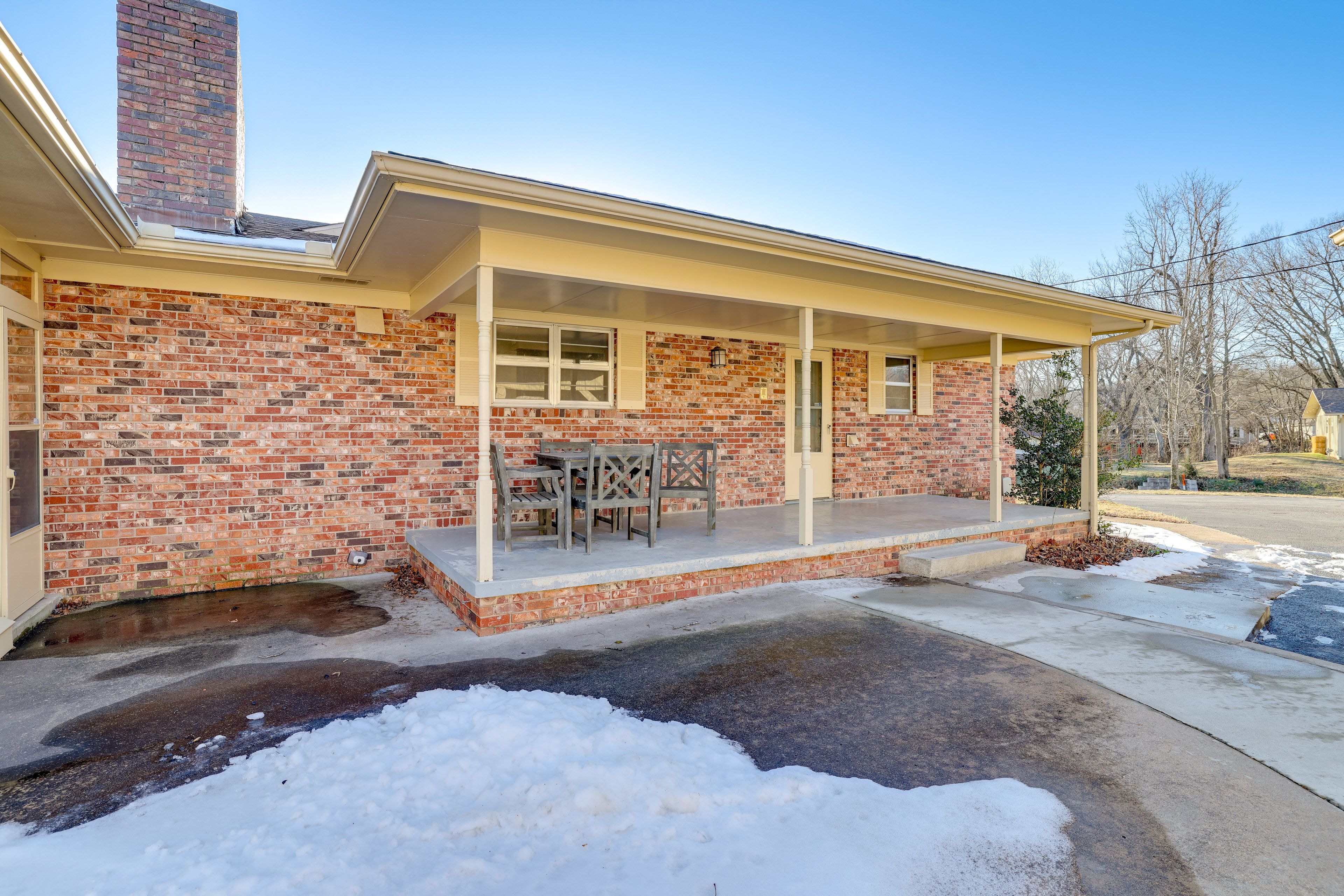 Covered Porch | Seating & Dining
