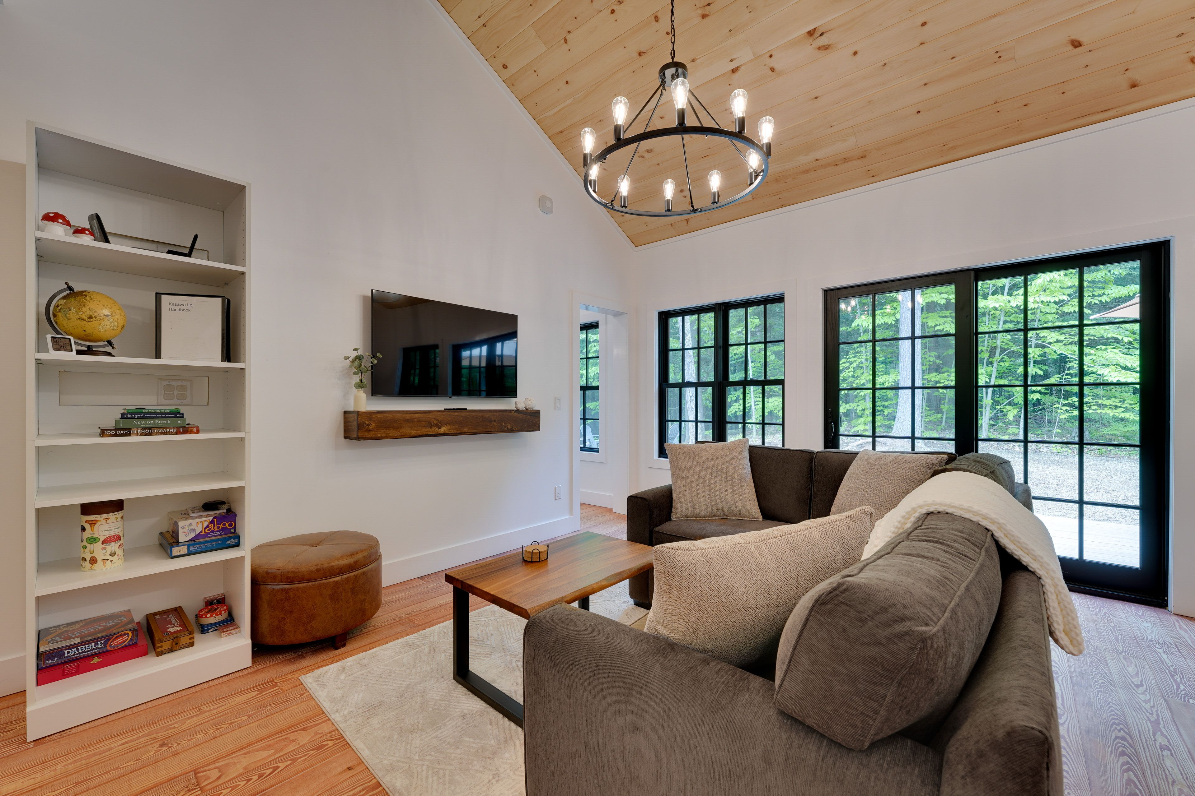 Living Room | Single-Story Cabin | Board Games | Free WiFi