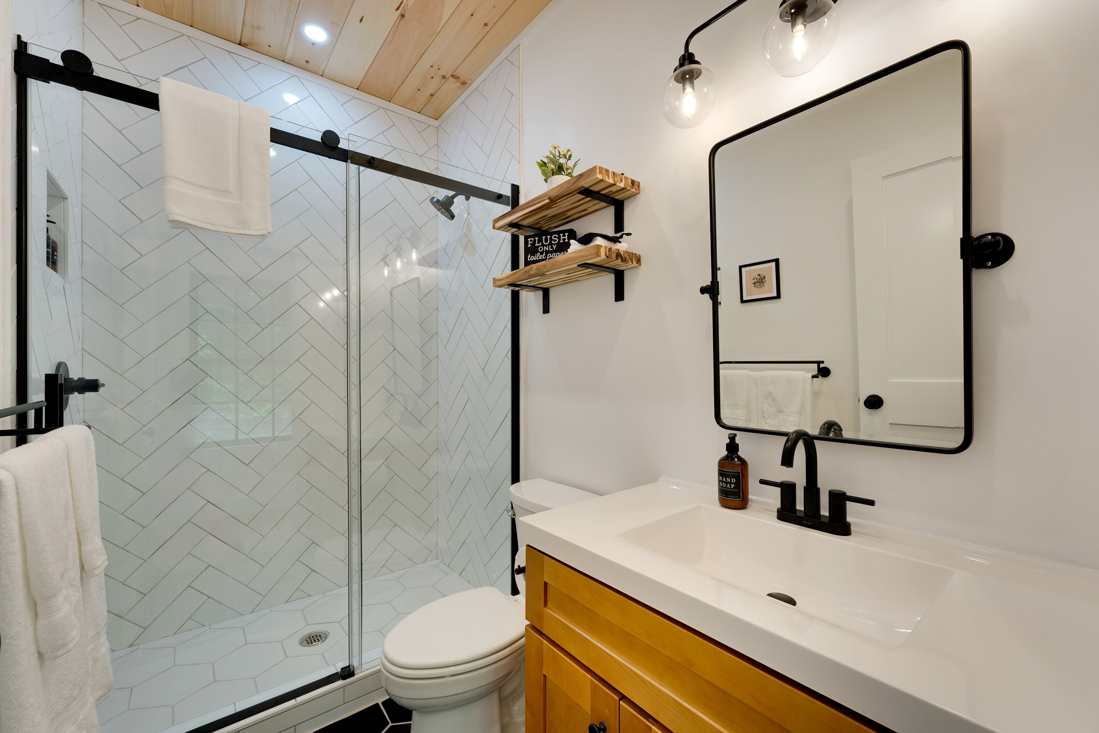 Full Bathroom | Towels Provided