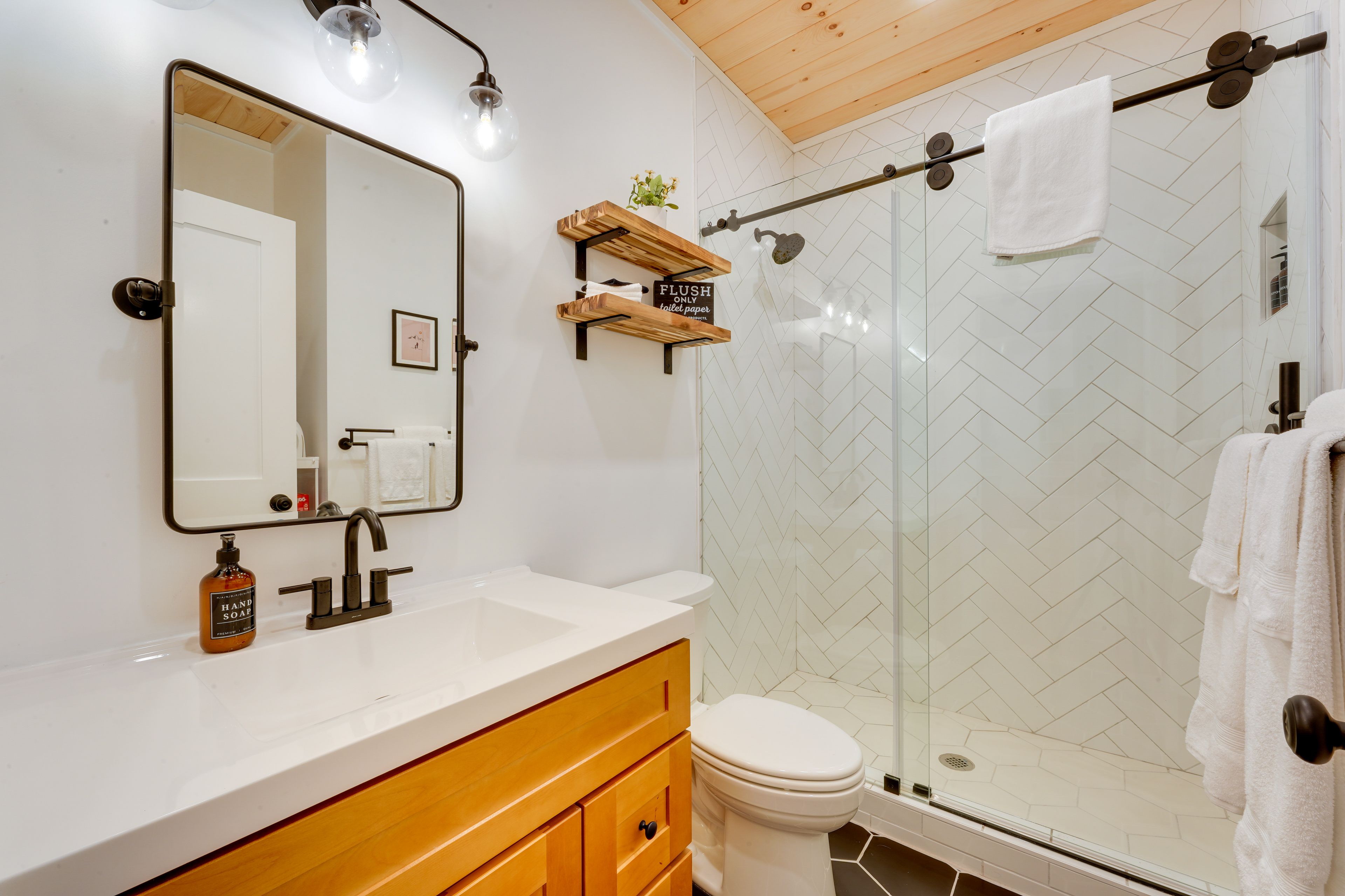 Full Bathroom | Complimentary Toiletries