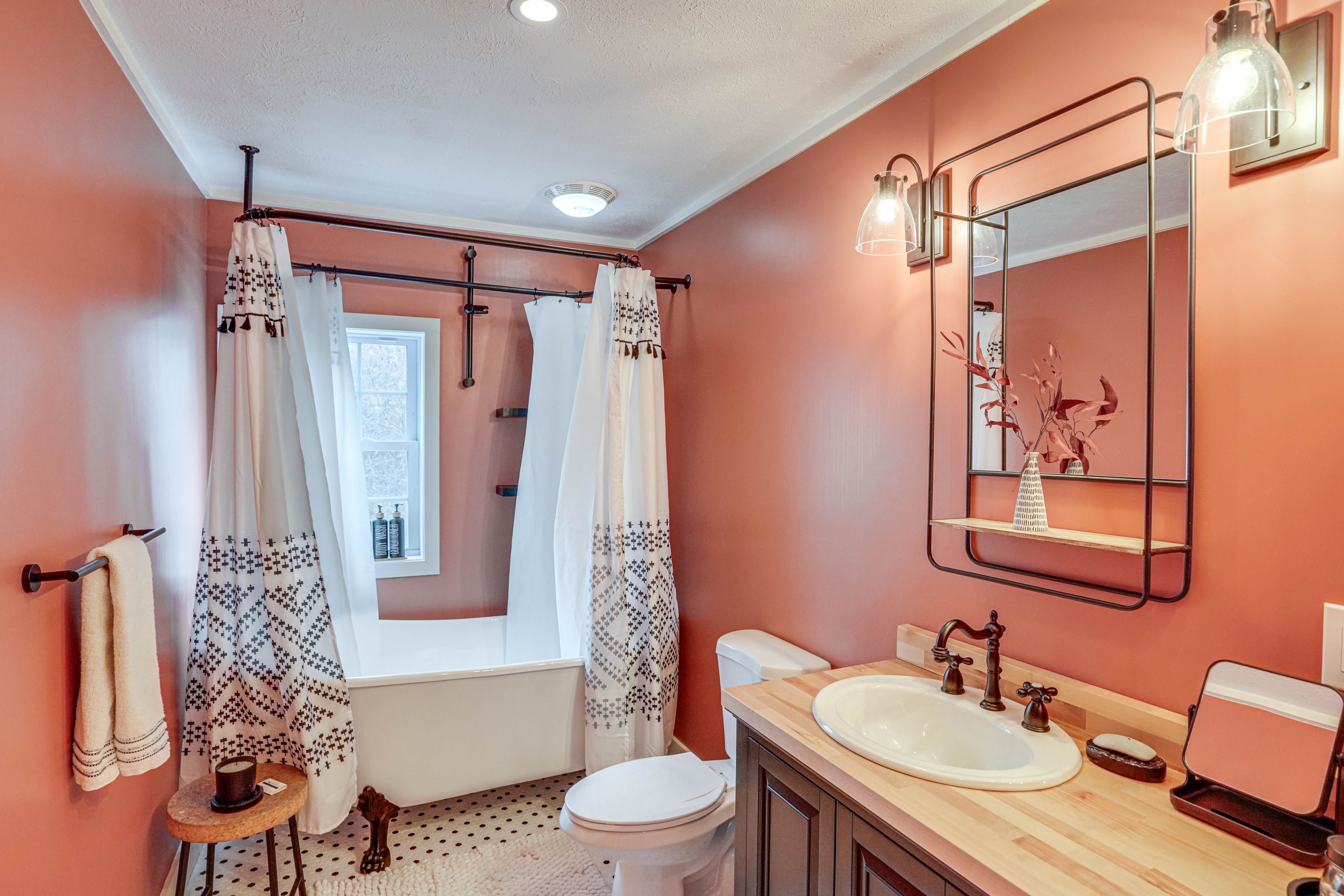En-Suite Bathroom | Clawfoot Shower/Tub Combo | 2nd Floor