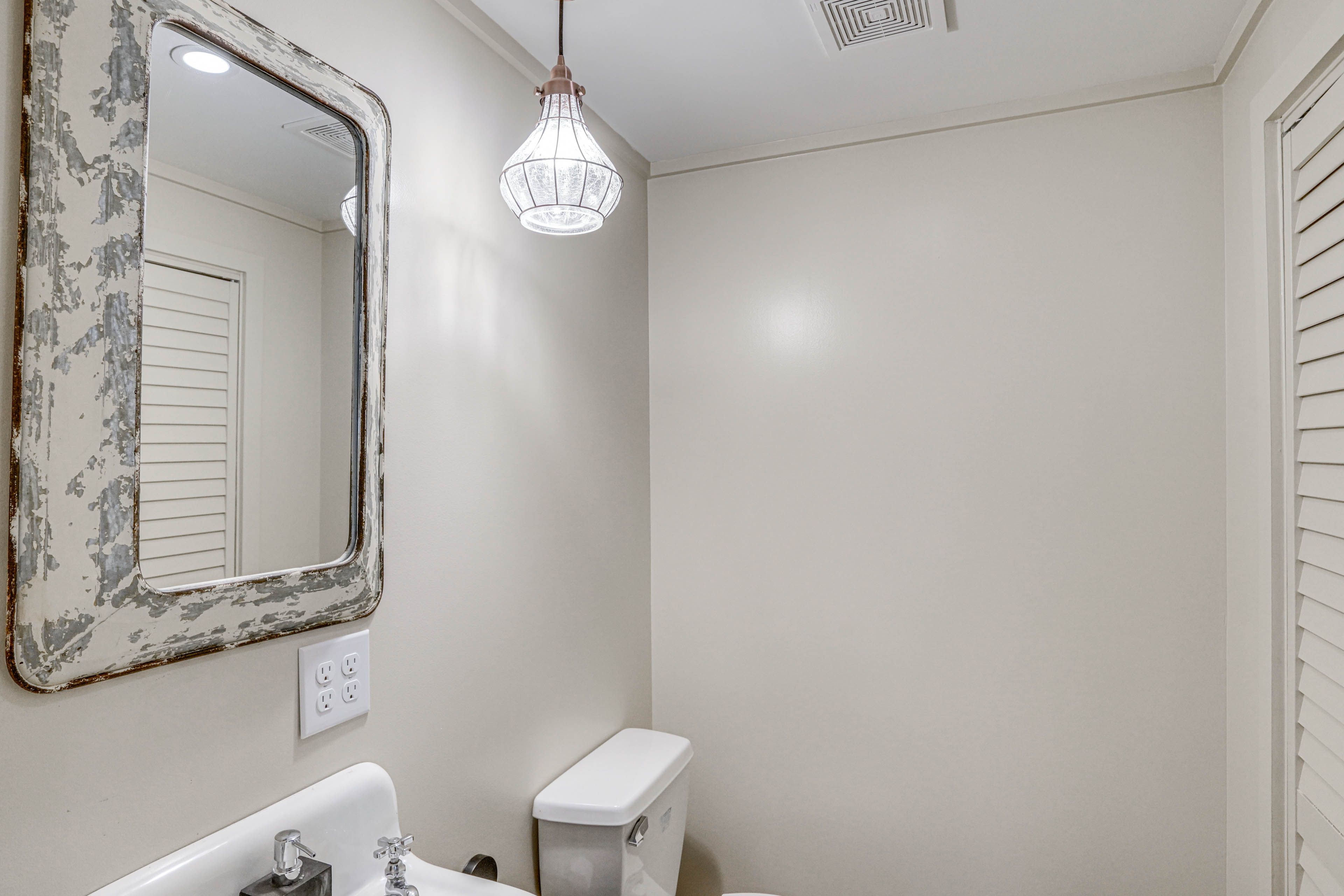 Half Bathroom | 1st Floor