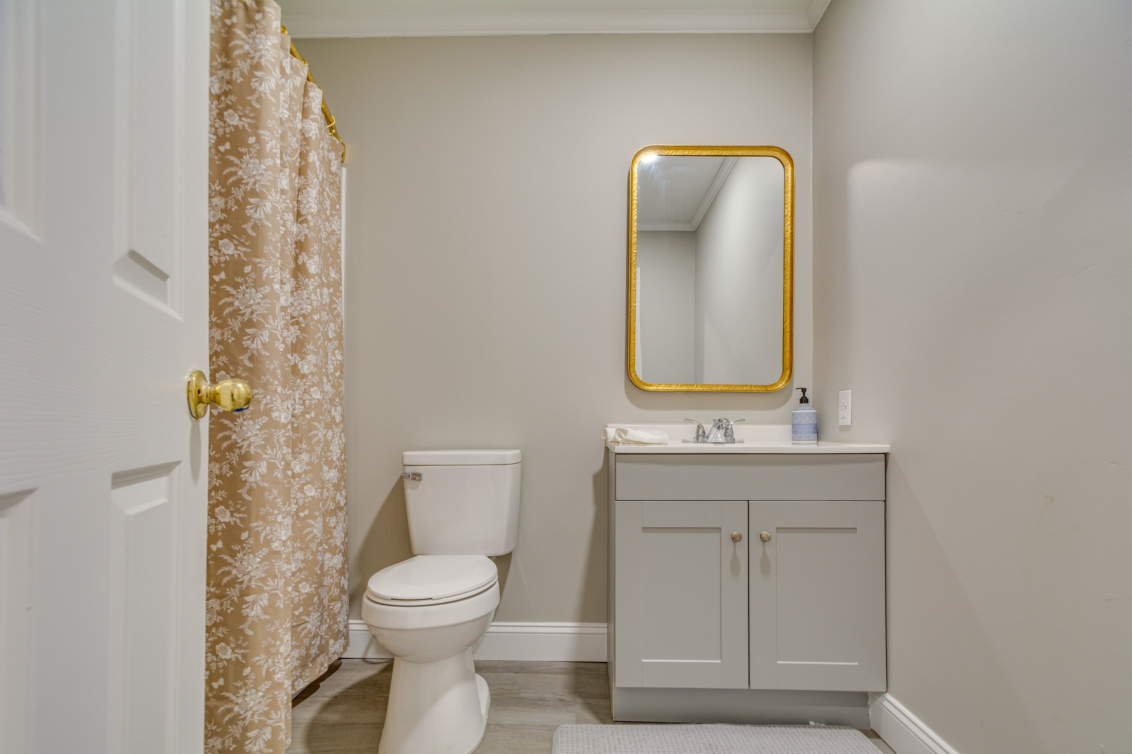 Full Bathroom | Shower/Tub Combo