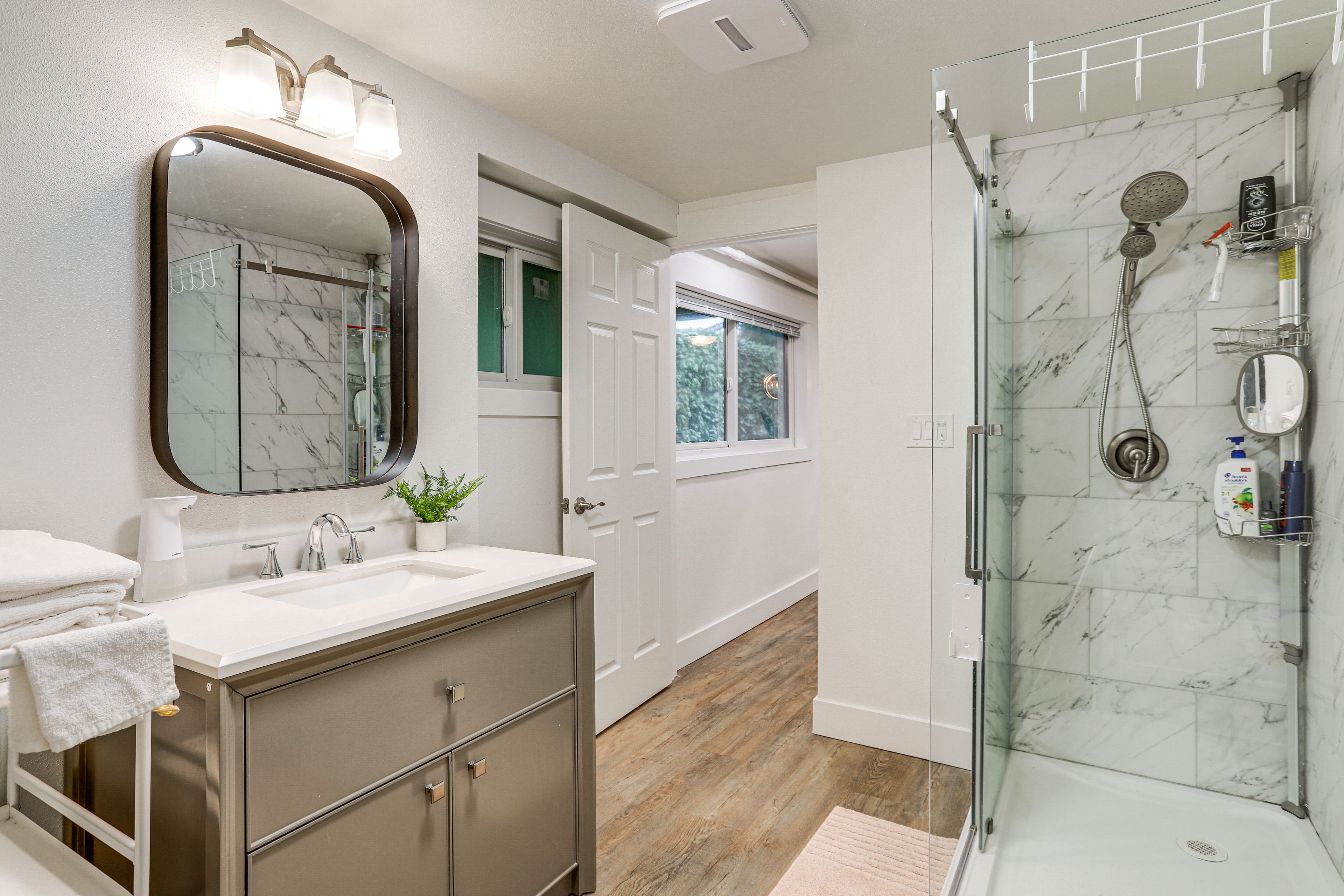 Full Bathroom | Towels Provided | Hair Dryer