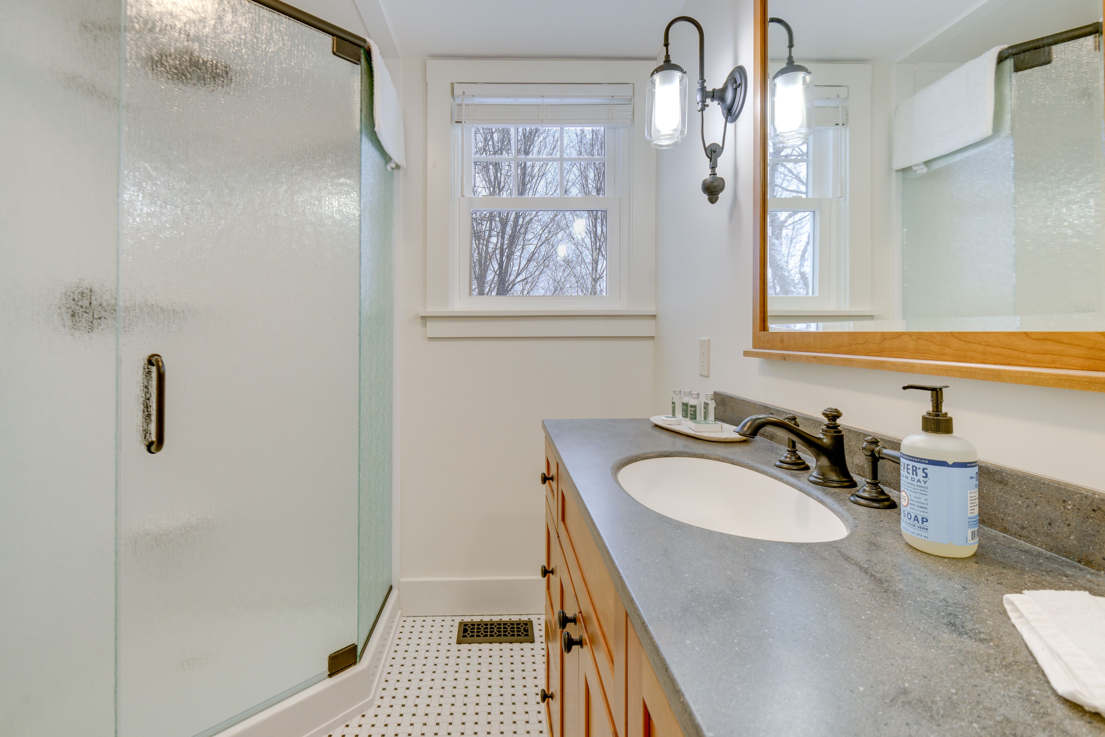 Full Bathroom | Complimentary Toiletries | 1st Floor