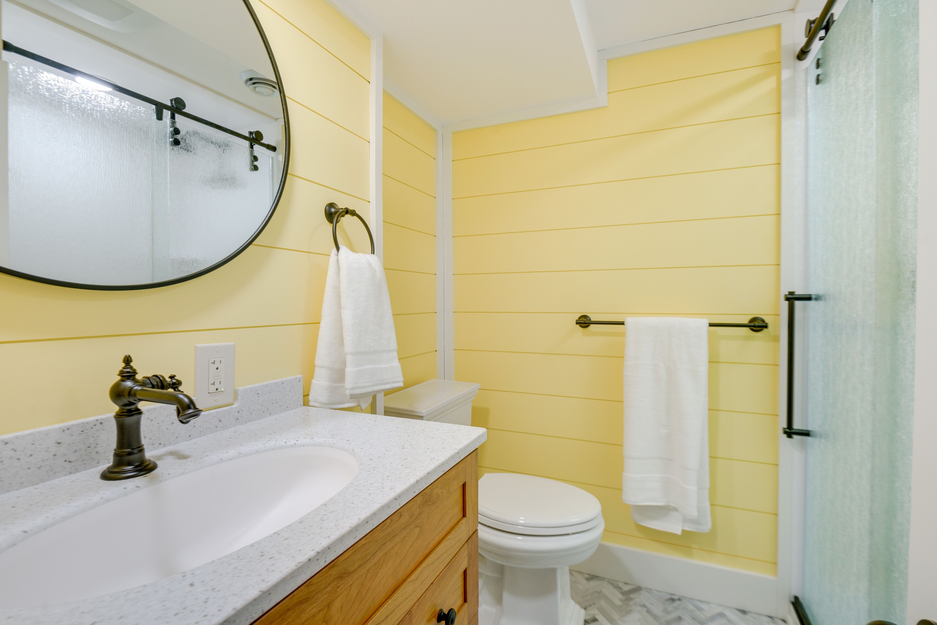 Full Bathroom | Towels Provided | 2nd Floor