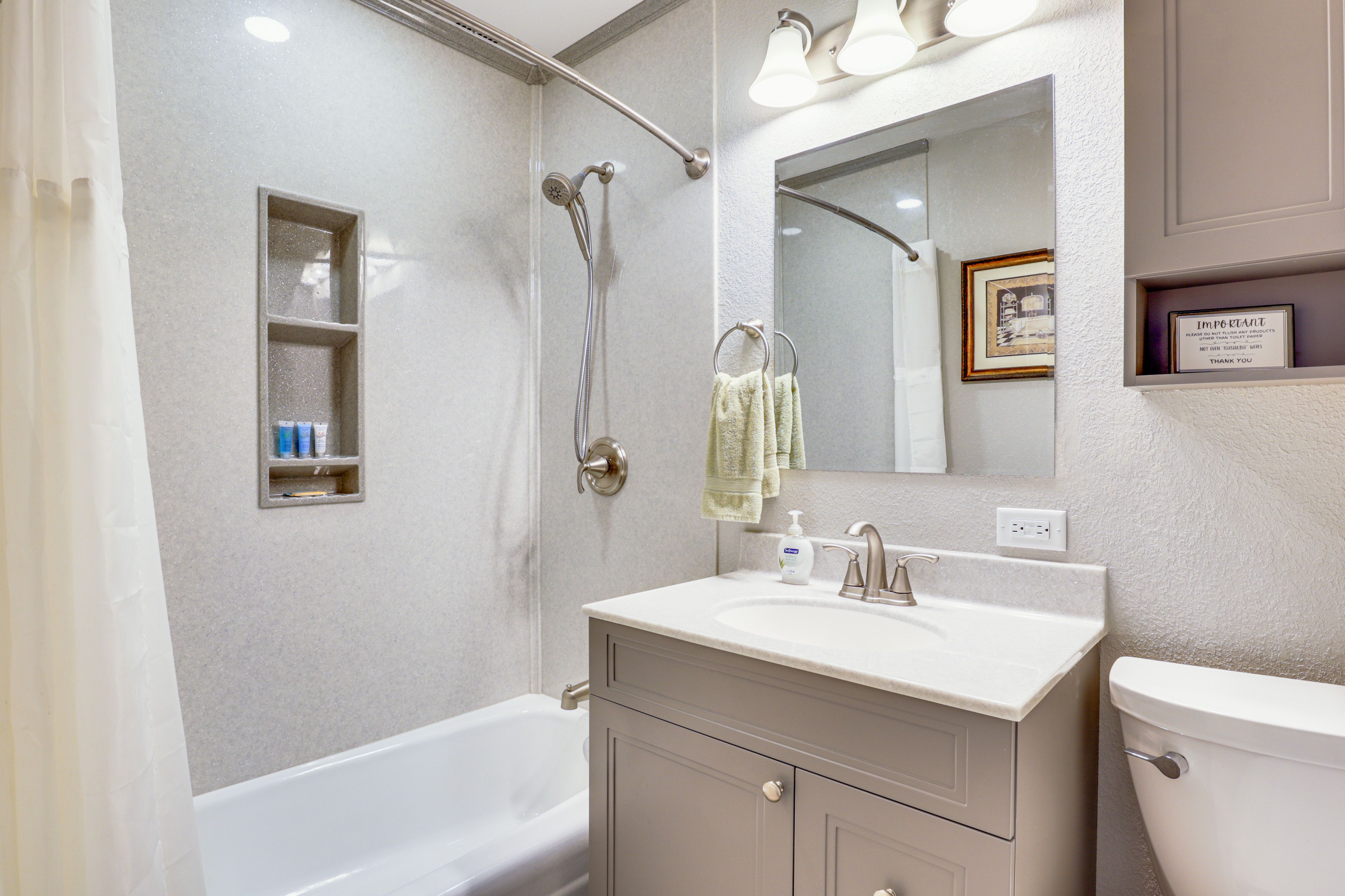 Full Bathroom | Towels Provided | Main Level