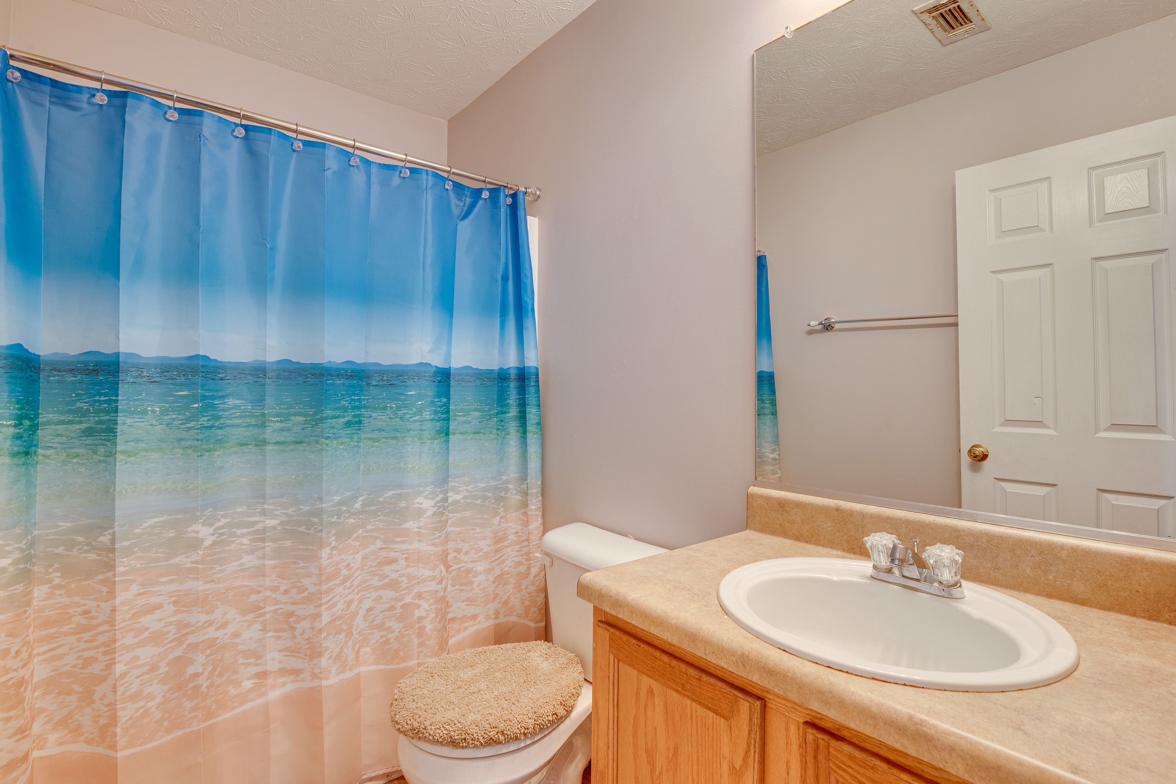 Full Bathroom | Towels Provided | 2nd Floor