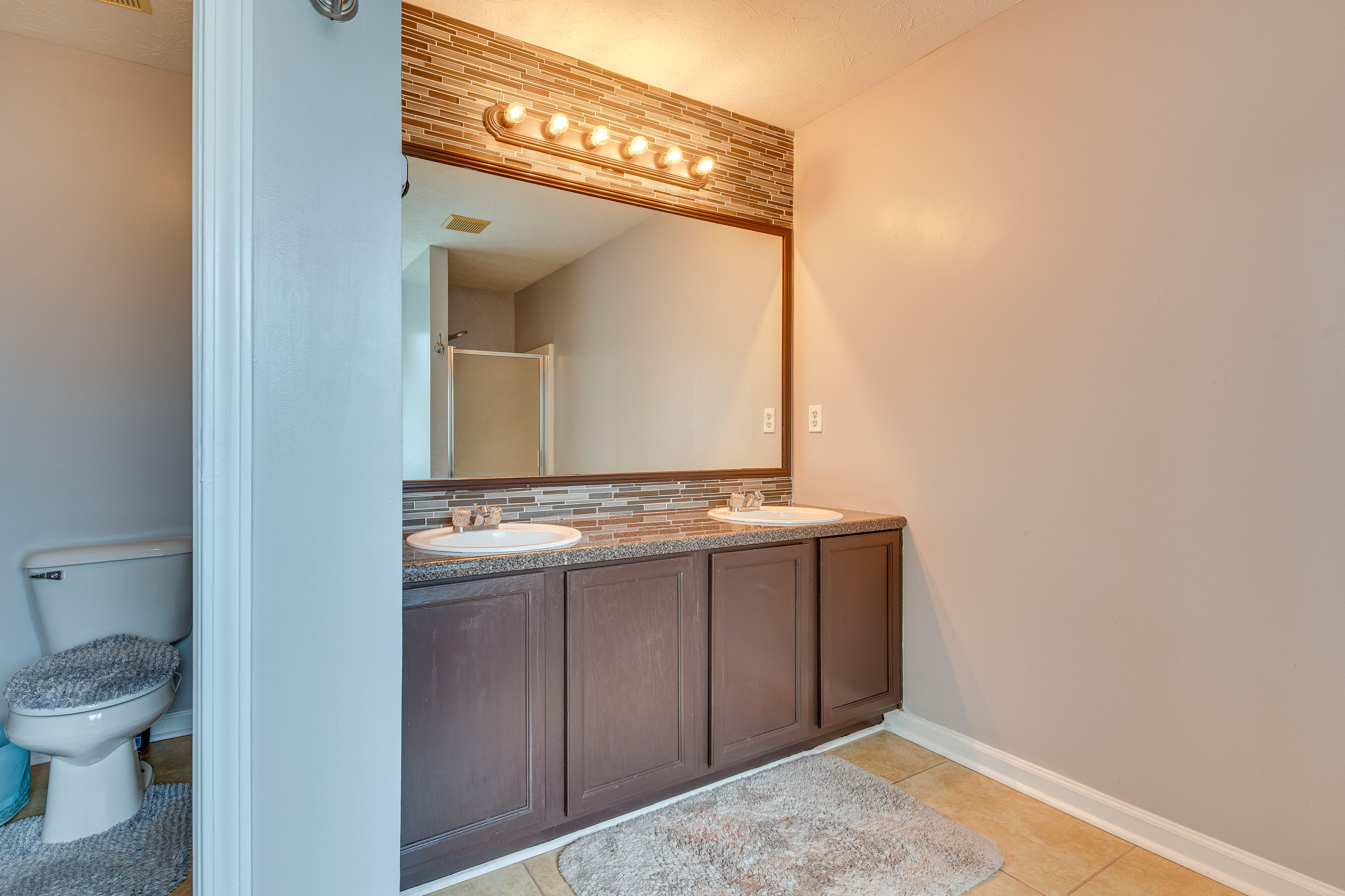 Full Bathroom | Complimentary Toiletries | 2nd Floor