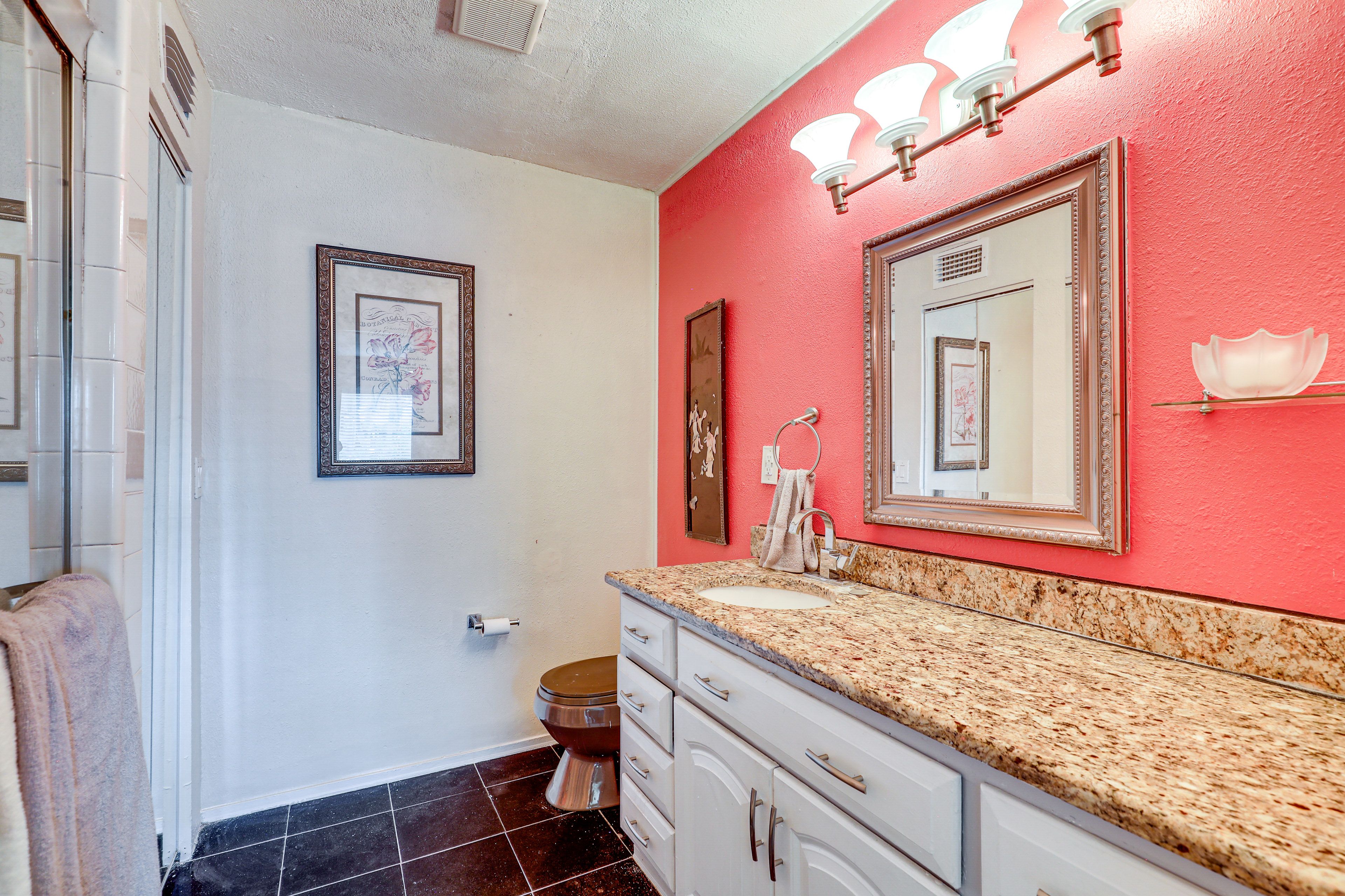 Full Bathroom | Towels Provided