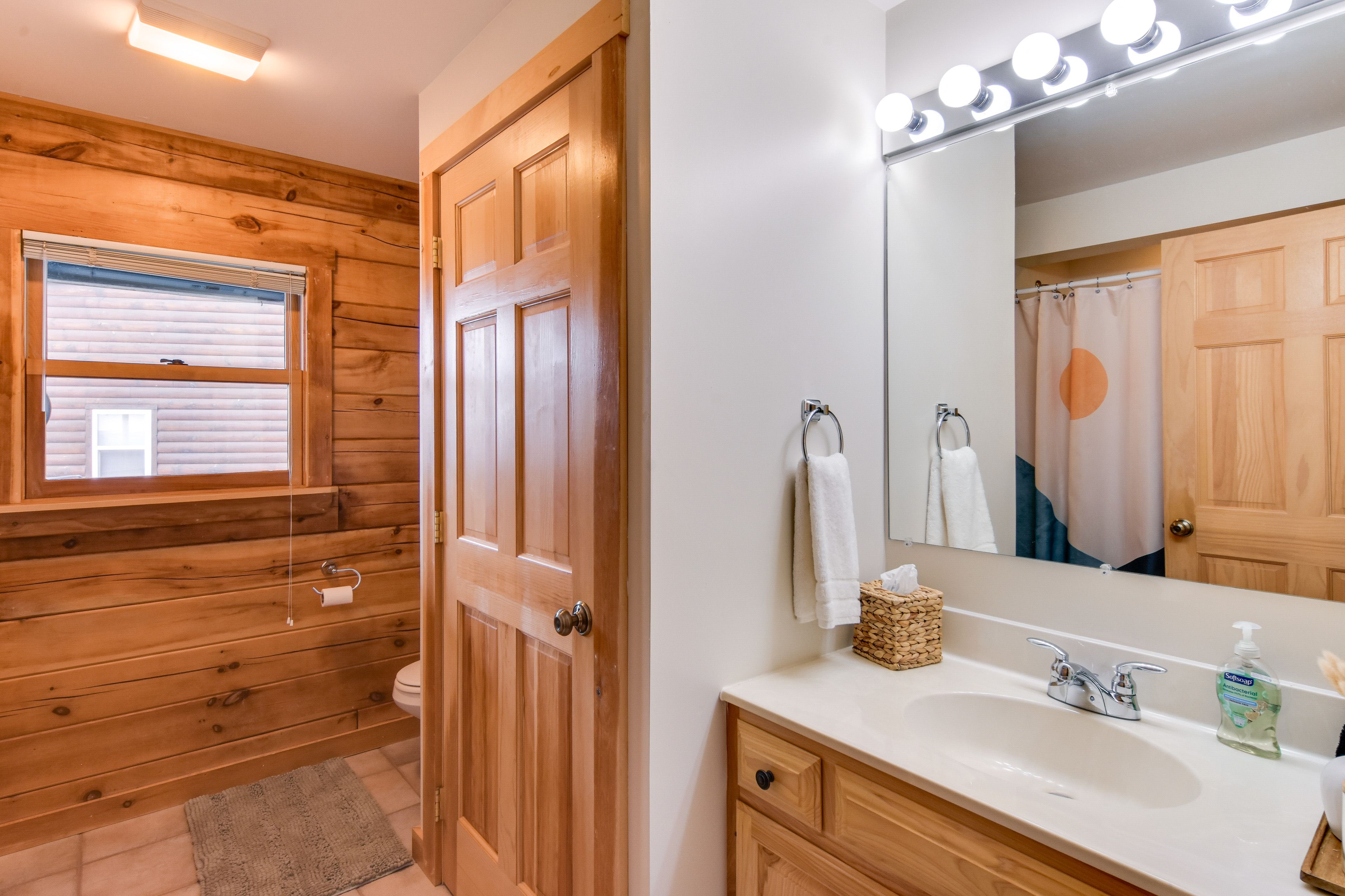 Full Bathroom | Towels Provided | 1st Floor