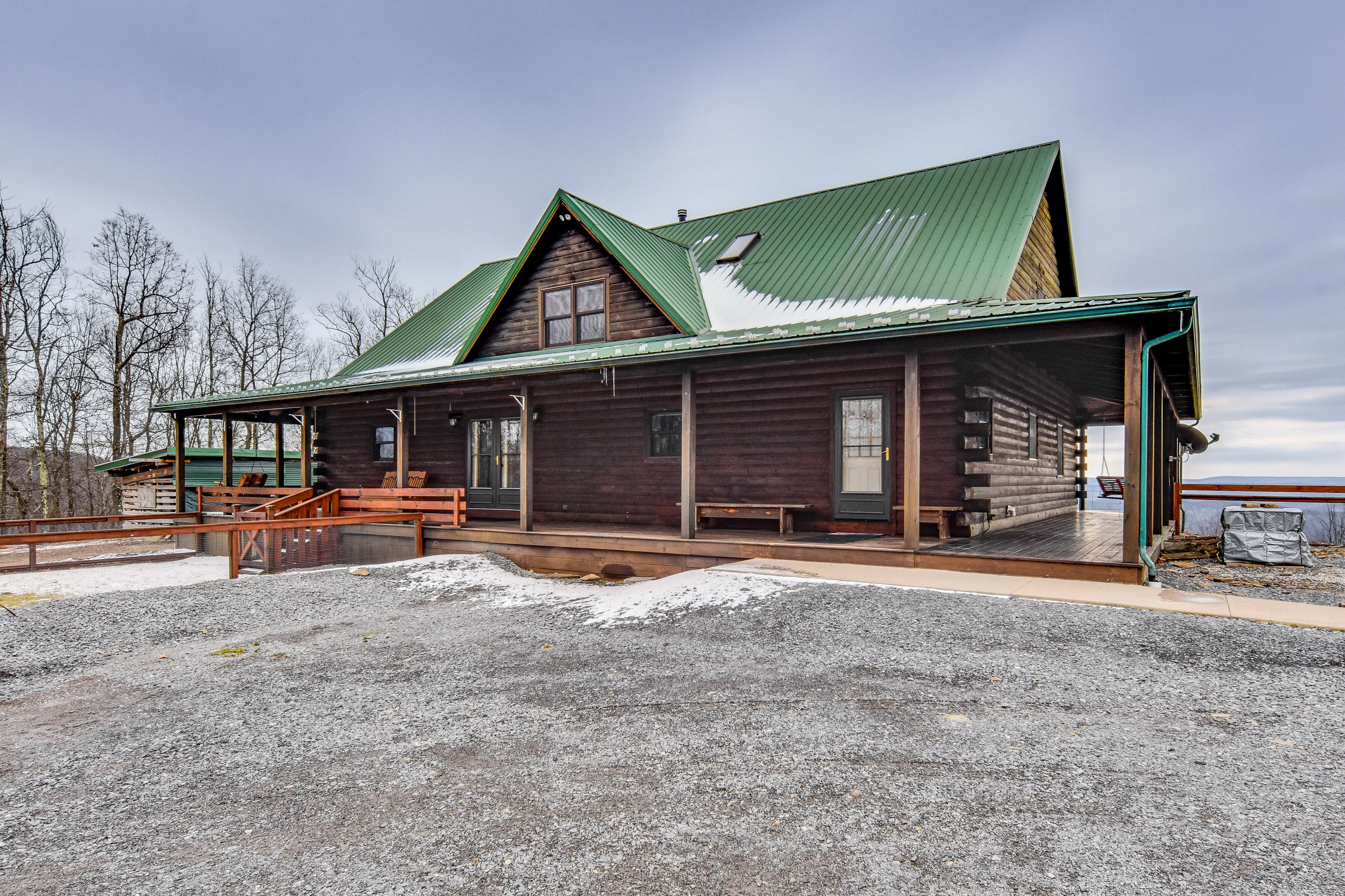 Parking | Driveway (10 Vehicles) | Boat/Trailer Parking On-Site