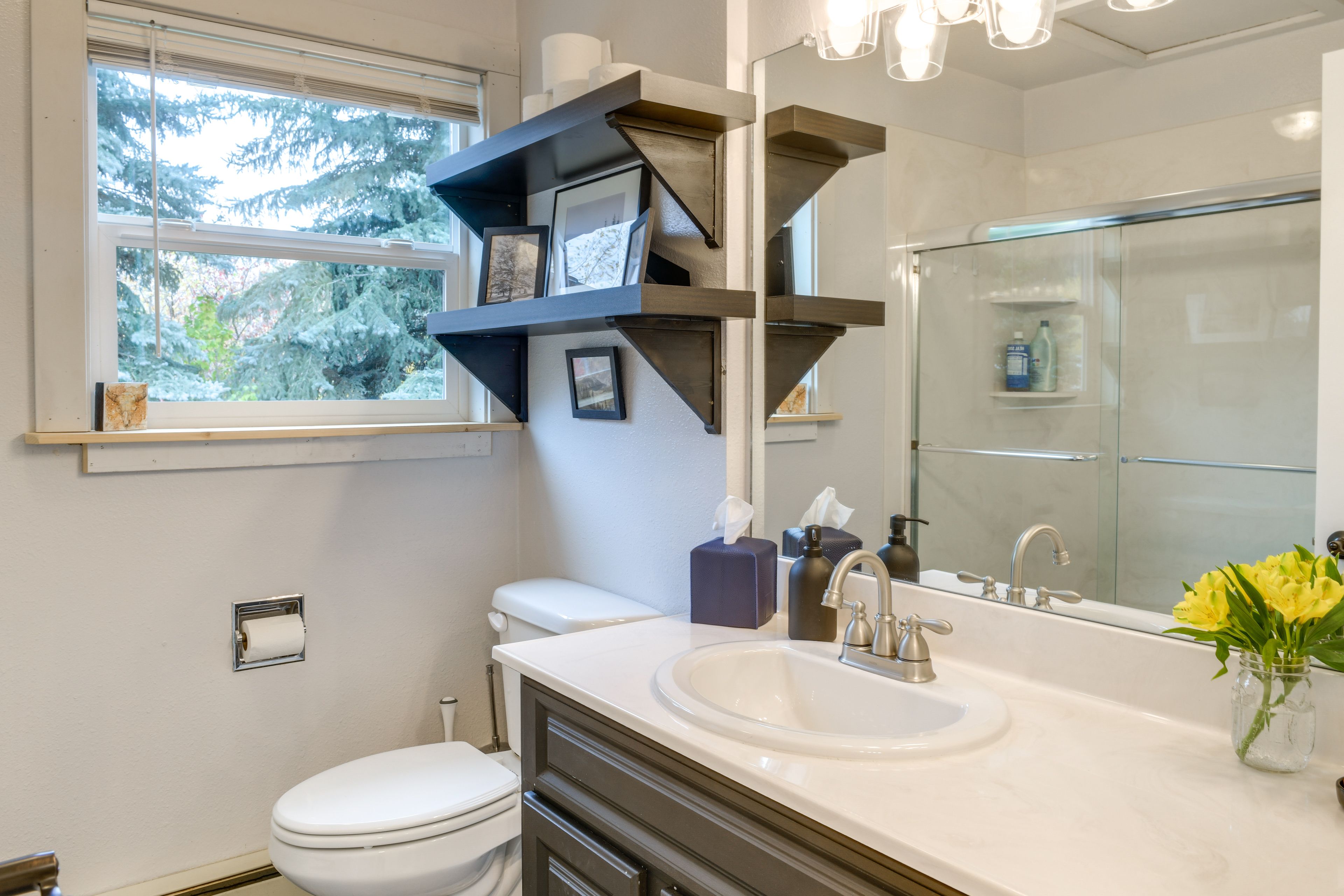 Full Bathroom | Towels Provided | 2nd Floor