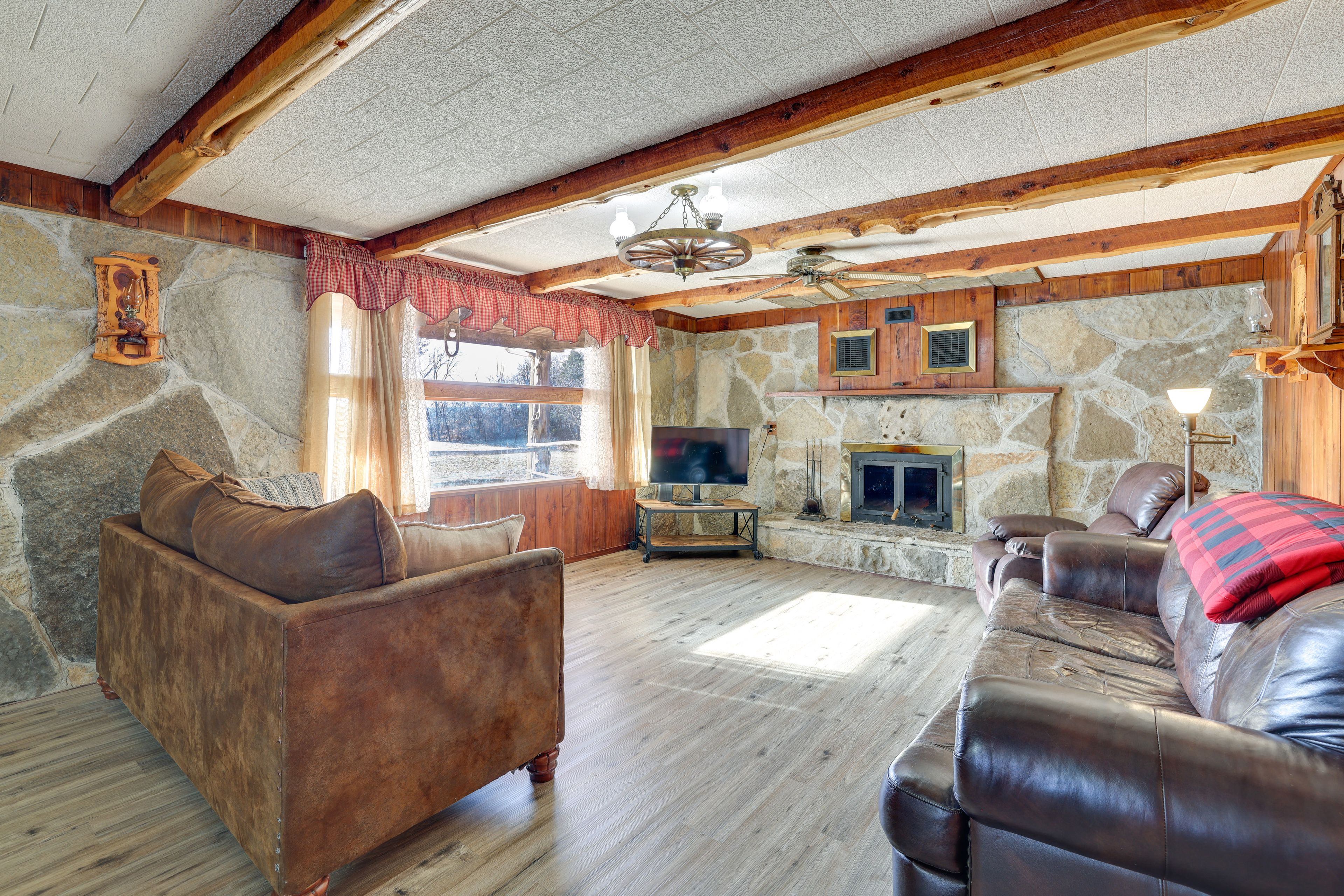 Pineville Vacation Rental | 2BR | 2BA | 7 Steps Required | 1,400 Sq Ft