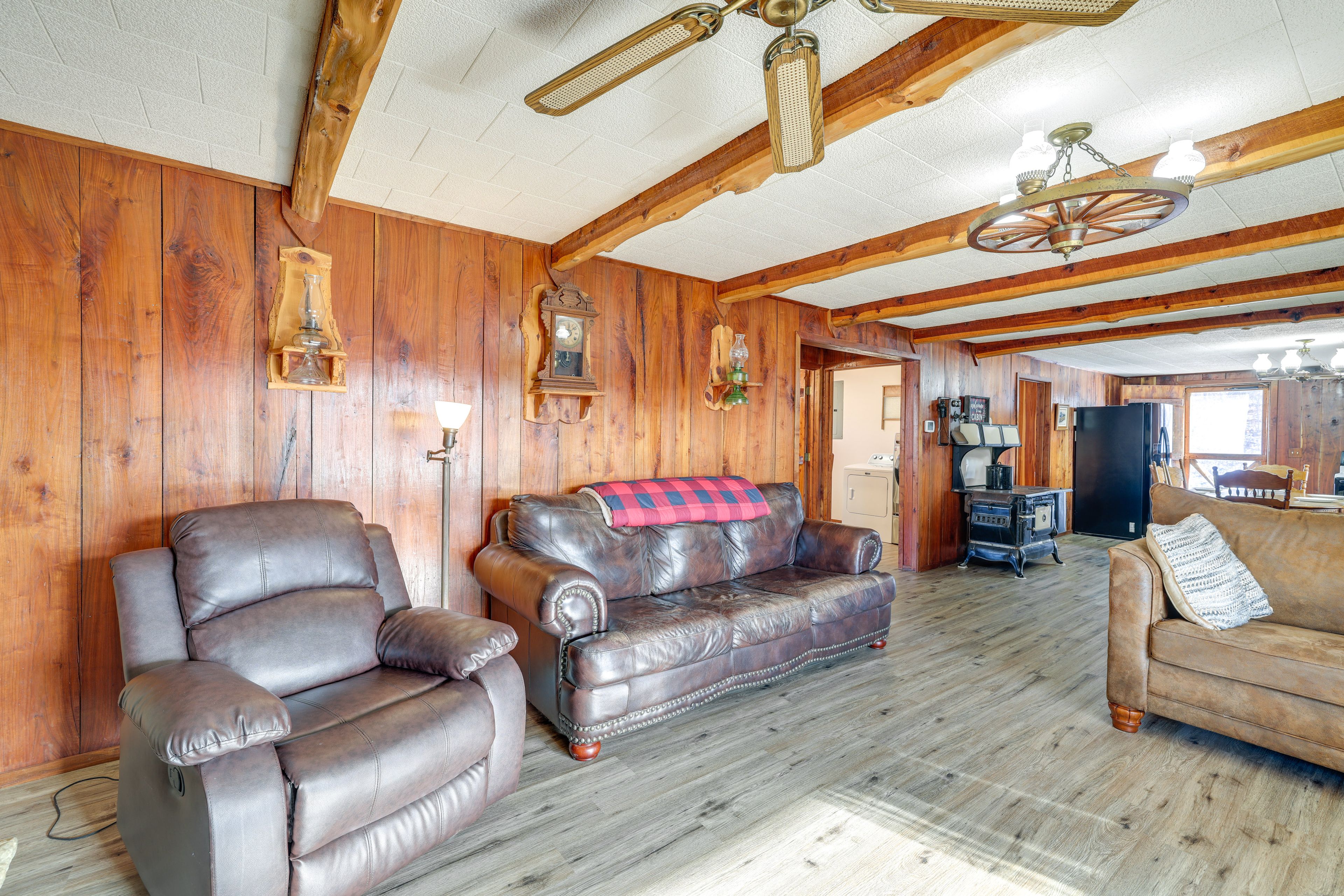 Living Room | Free WiFi | Central A/C & Heat | Smart TV