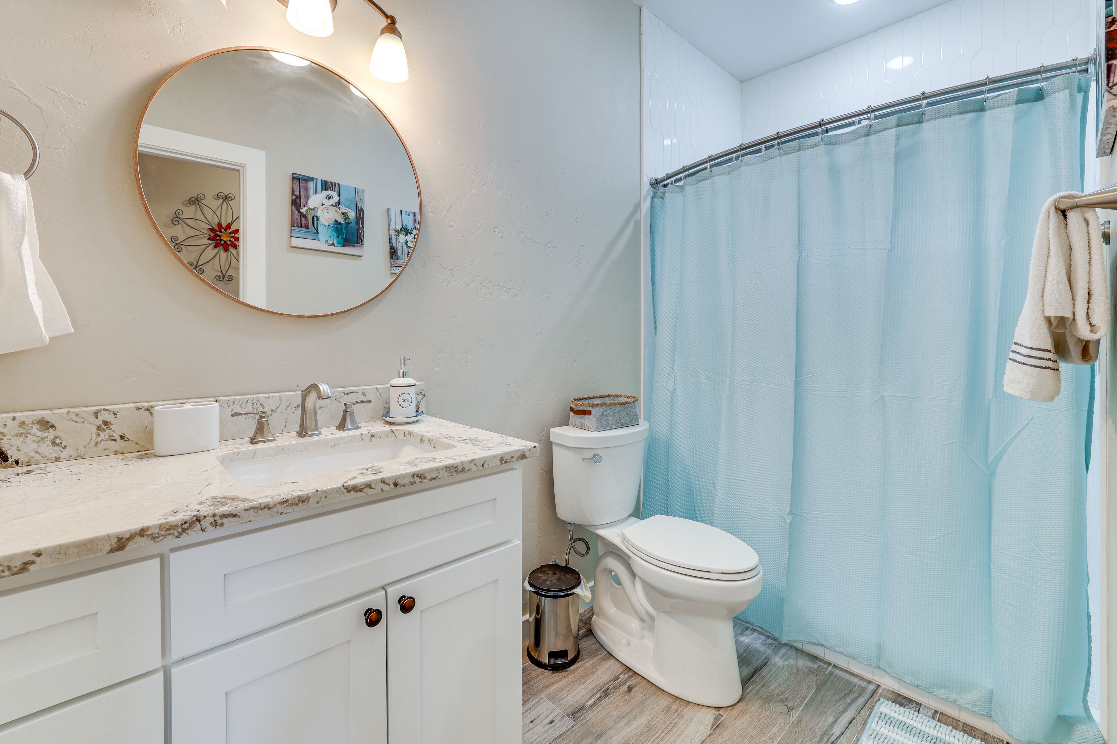 Full Bathroom | Towels Provided