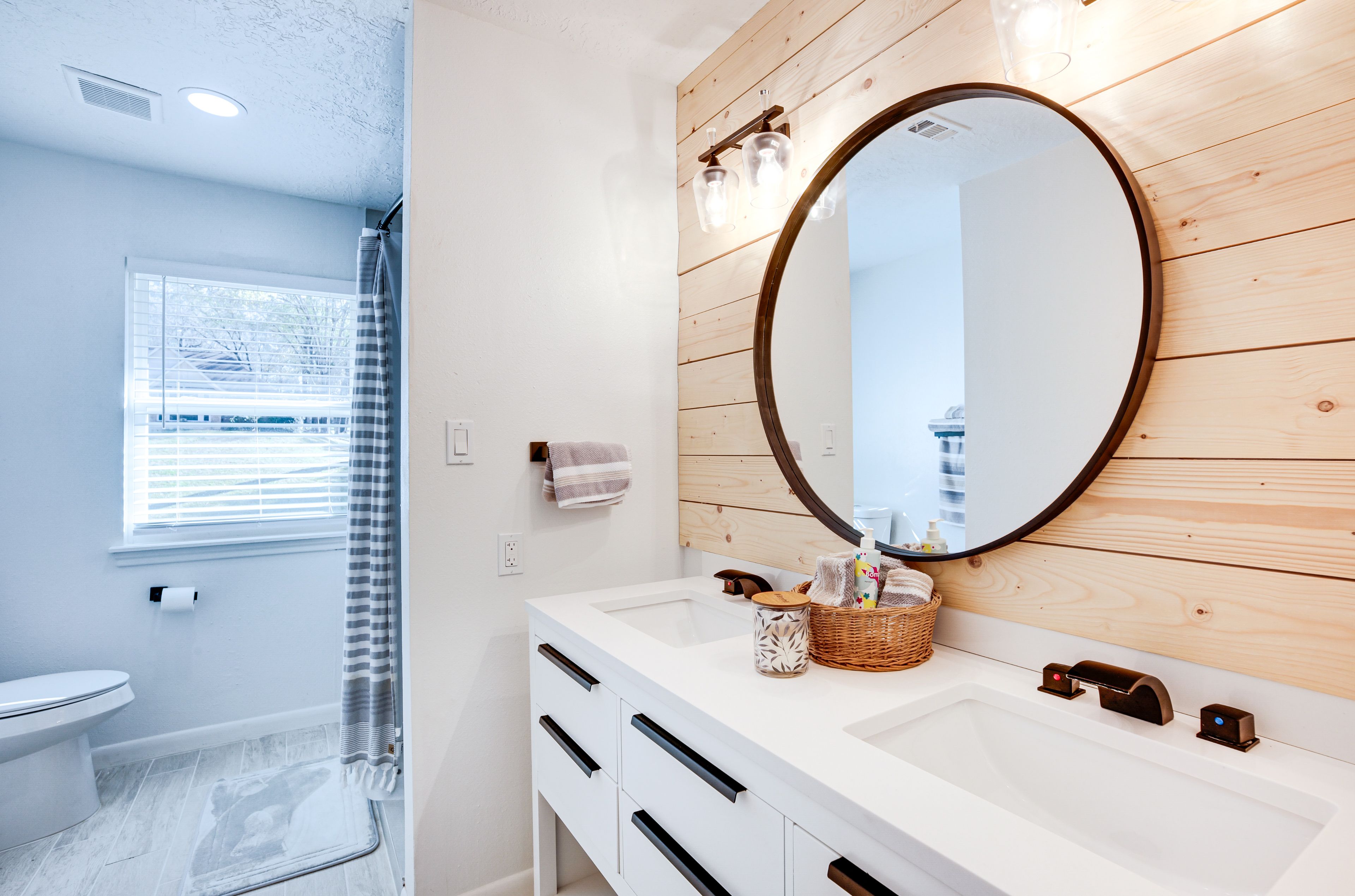 Full Bathroom | 2nd Floor | Towels Provided | Complimentary Toiletries